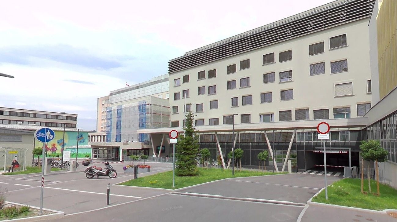 Modernes Krankenhausgebäude mit mehreren Stockwerken und begrüntem Vorplatz in Braunau.