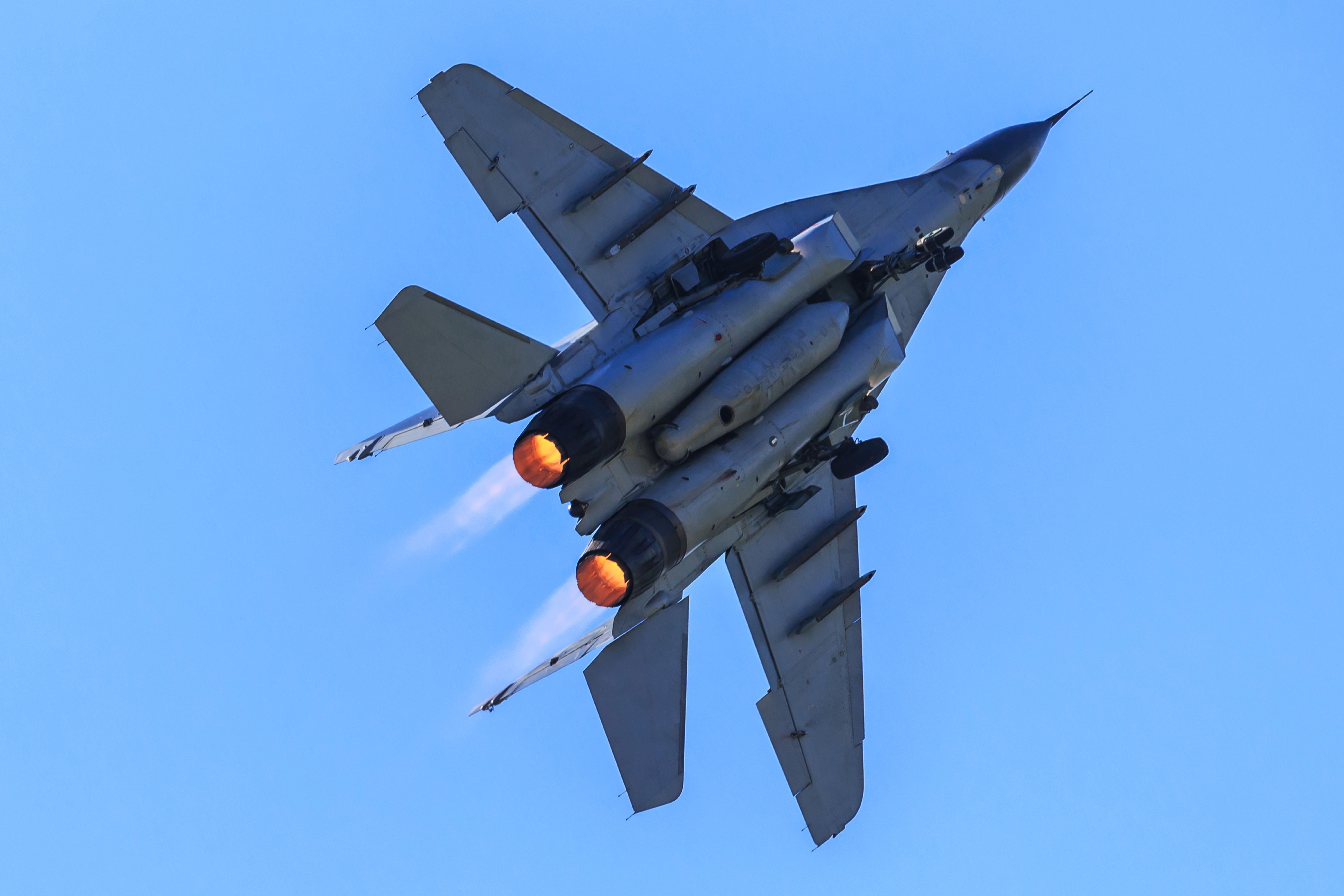 Kampfjet MIG-29 mit Nachbrenner fliegt am Himmel.