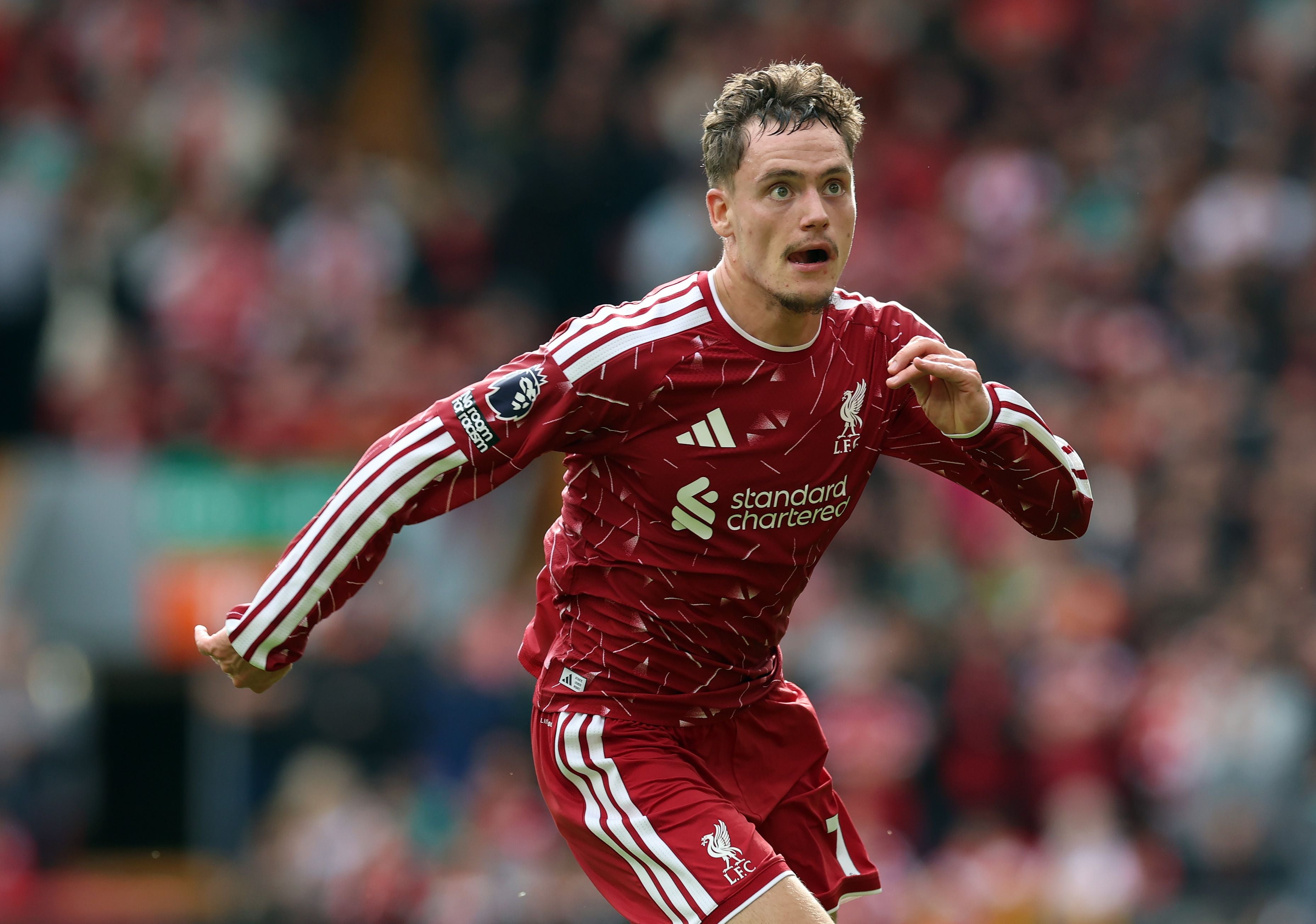 Ein Liverpool-Spieler im roten Trikot läuft während eines Fußballspiels auf dem Spielfeld.