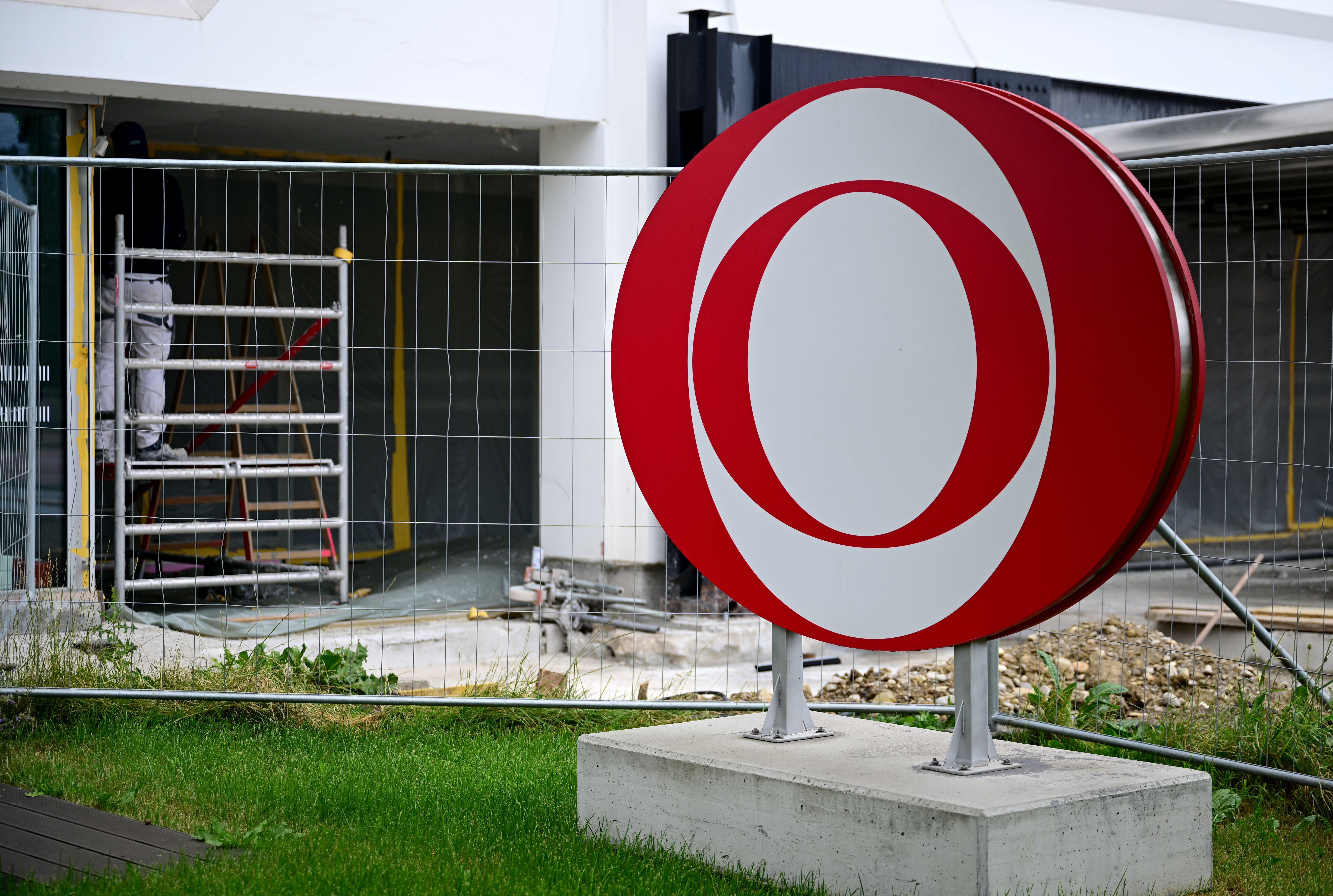 Baustelle mit ORF-Logo am Gelände des ORF-Zentrums in Wien, Baugerüst und Arbeiter im Hintergrund.