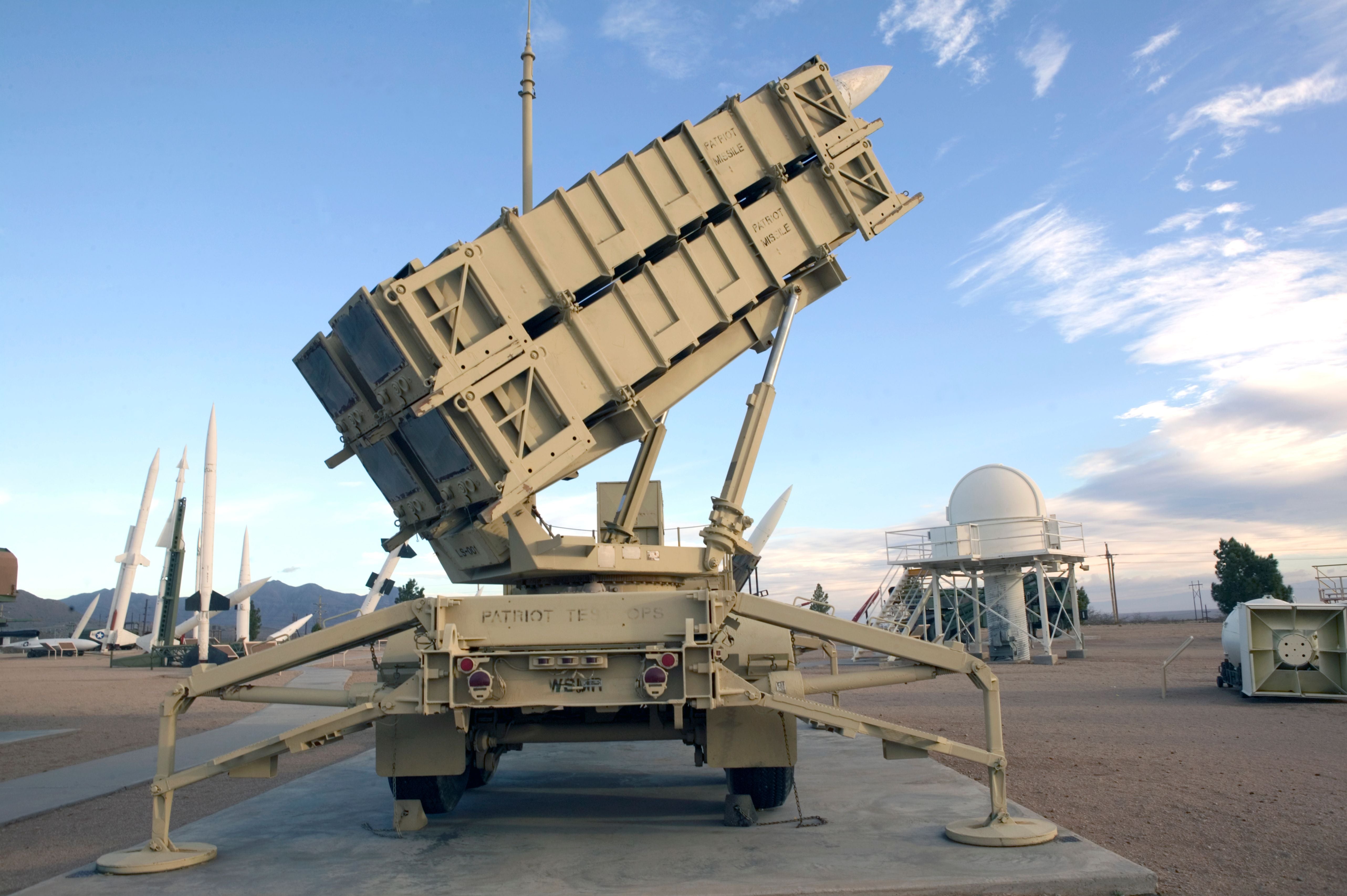 Patriot-Raketenabwehrsystem auf einem Stützfahrzeug, ausgestellt im Freien.