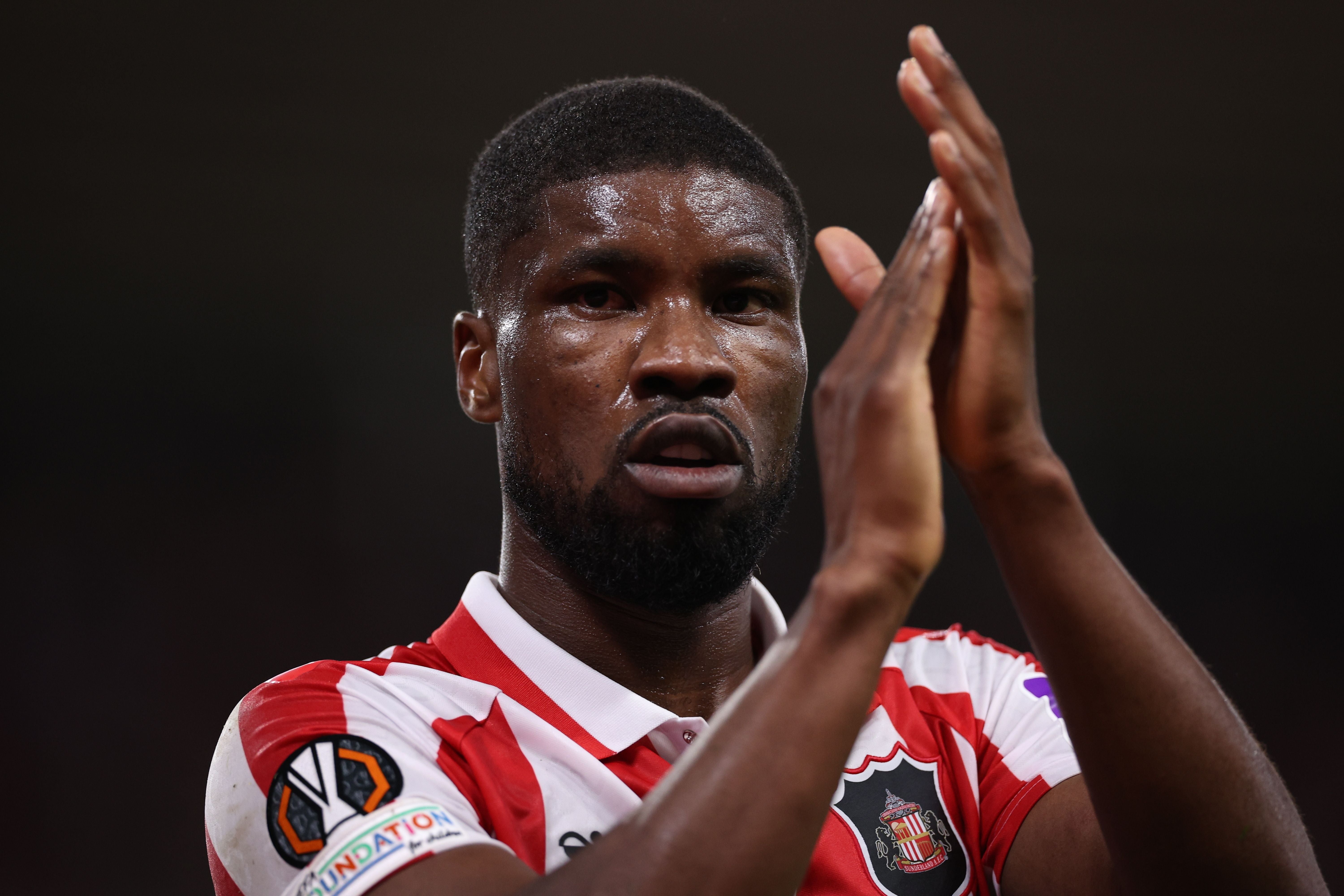 Ein Fußballspieler im Sunderland-Trikot applaudiert beim Verlassen des Spielfelds.