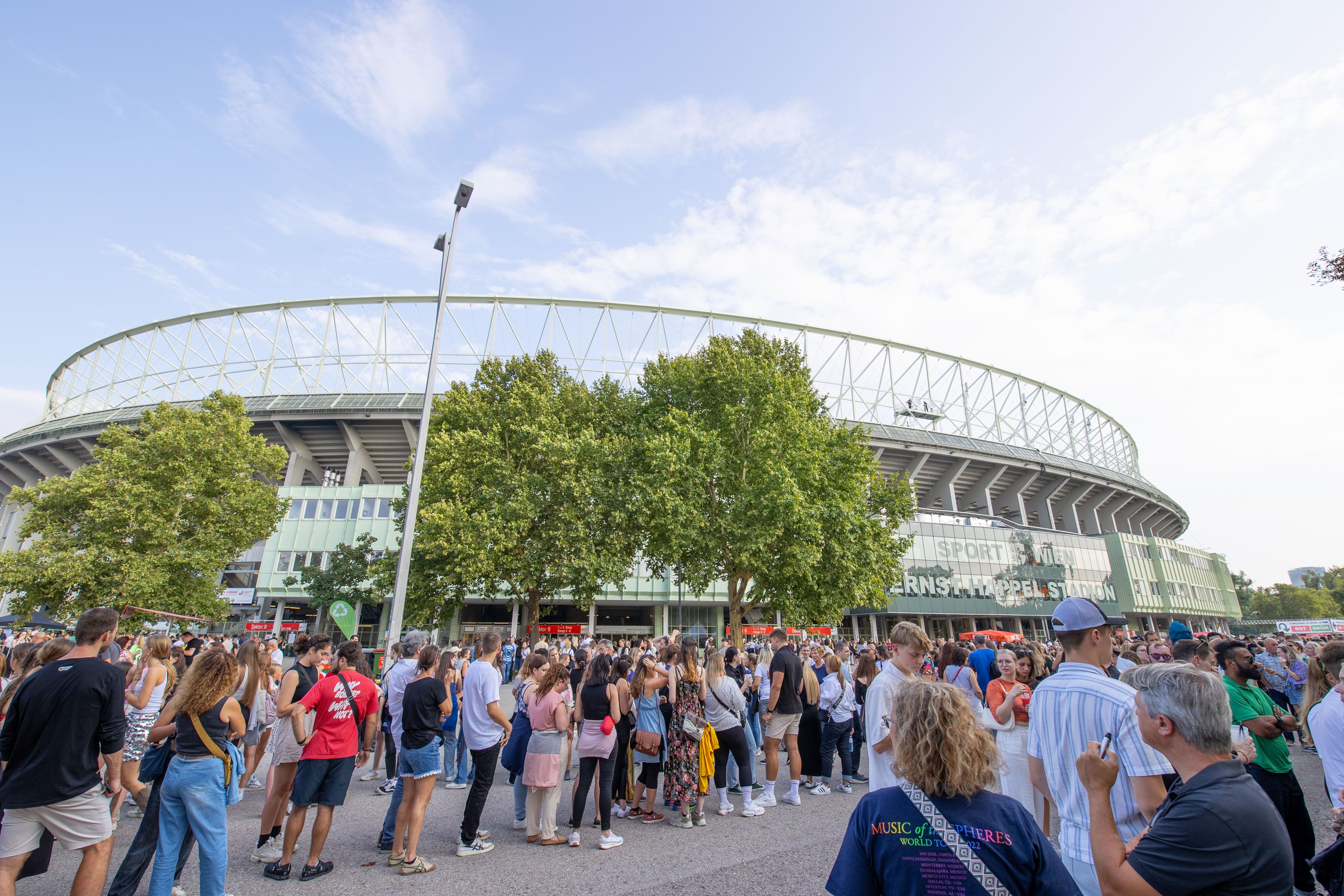 Viele Menschen stehen vor dem Ernst-Happel-Stadion in Wien in einer Warteschlange.
