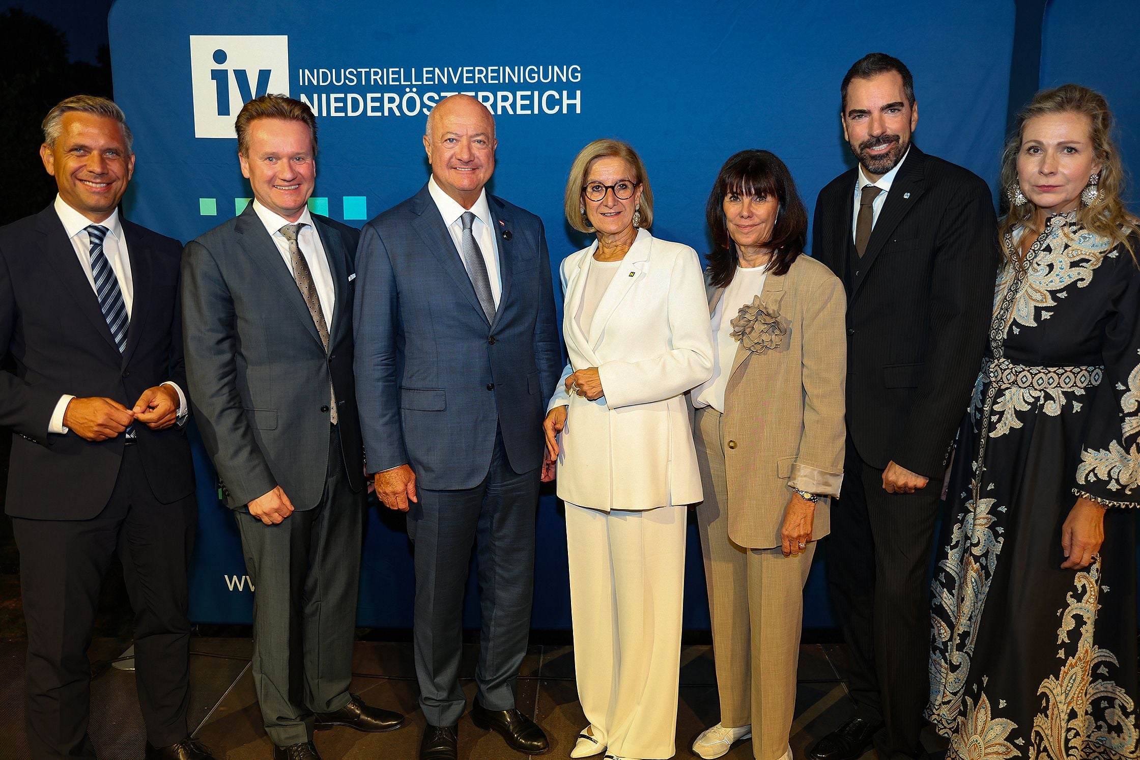 (v.l.n.r.) Wirtschaftsminister Wolfgang Hattmannsdorfer, IV-Präsident Georg Knill, Bundeskanzler Christian Stocker, Landeshauptfrau Johanna Mikl-Leitner, WKÖ-Präsidentin Martha Schultz, IV-NÖ-Präsident Kari Ochsner und IV-NÖ-Geschäftsführerin Michaela Roither.