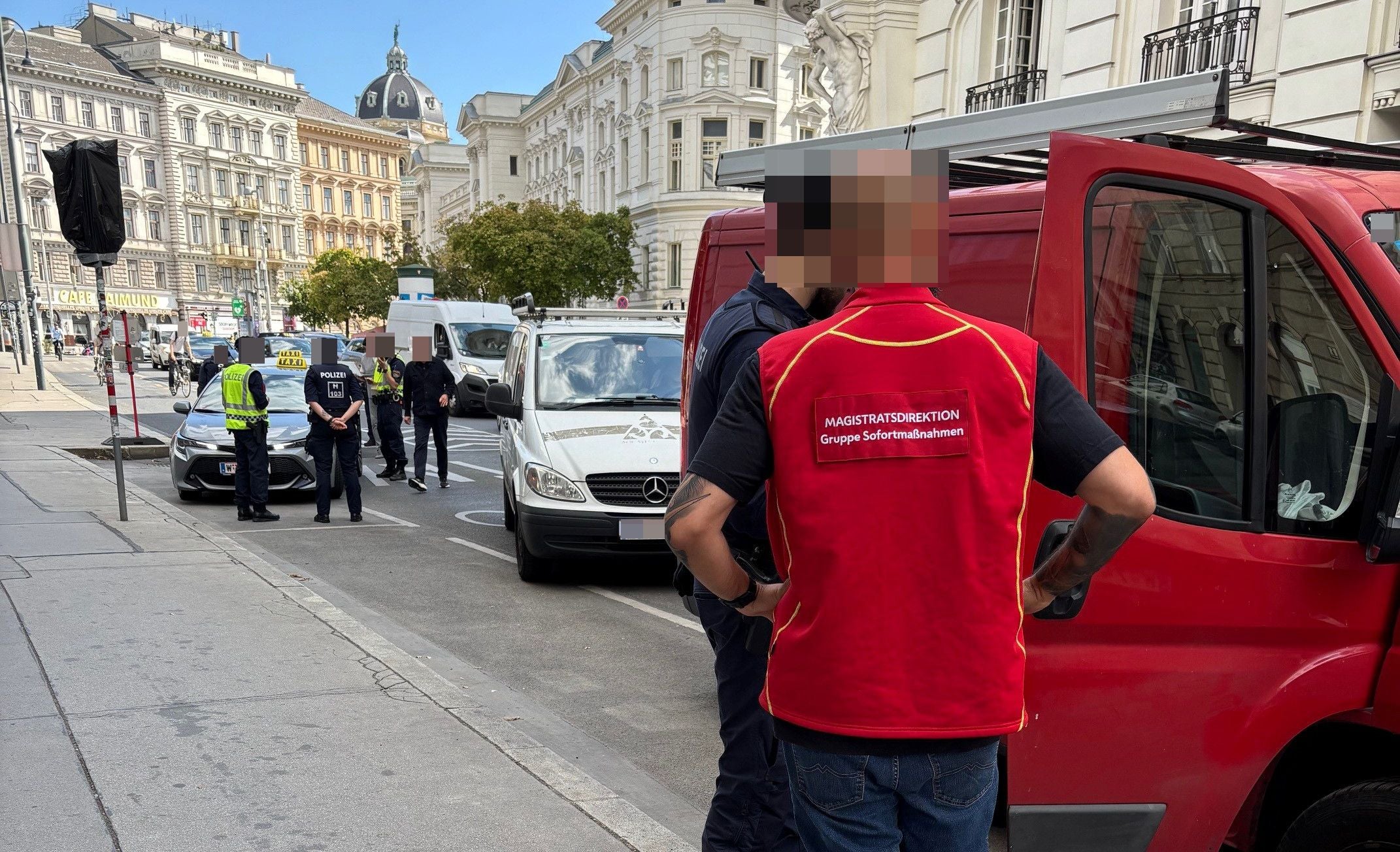 Kontrolle von Taxis und Lieferwagen durch Polizei und Magistratsdirektion auf einer Wiener Straße.