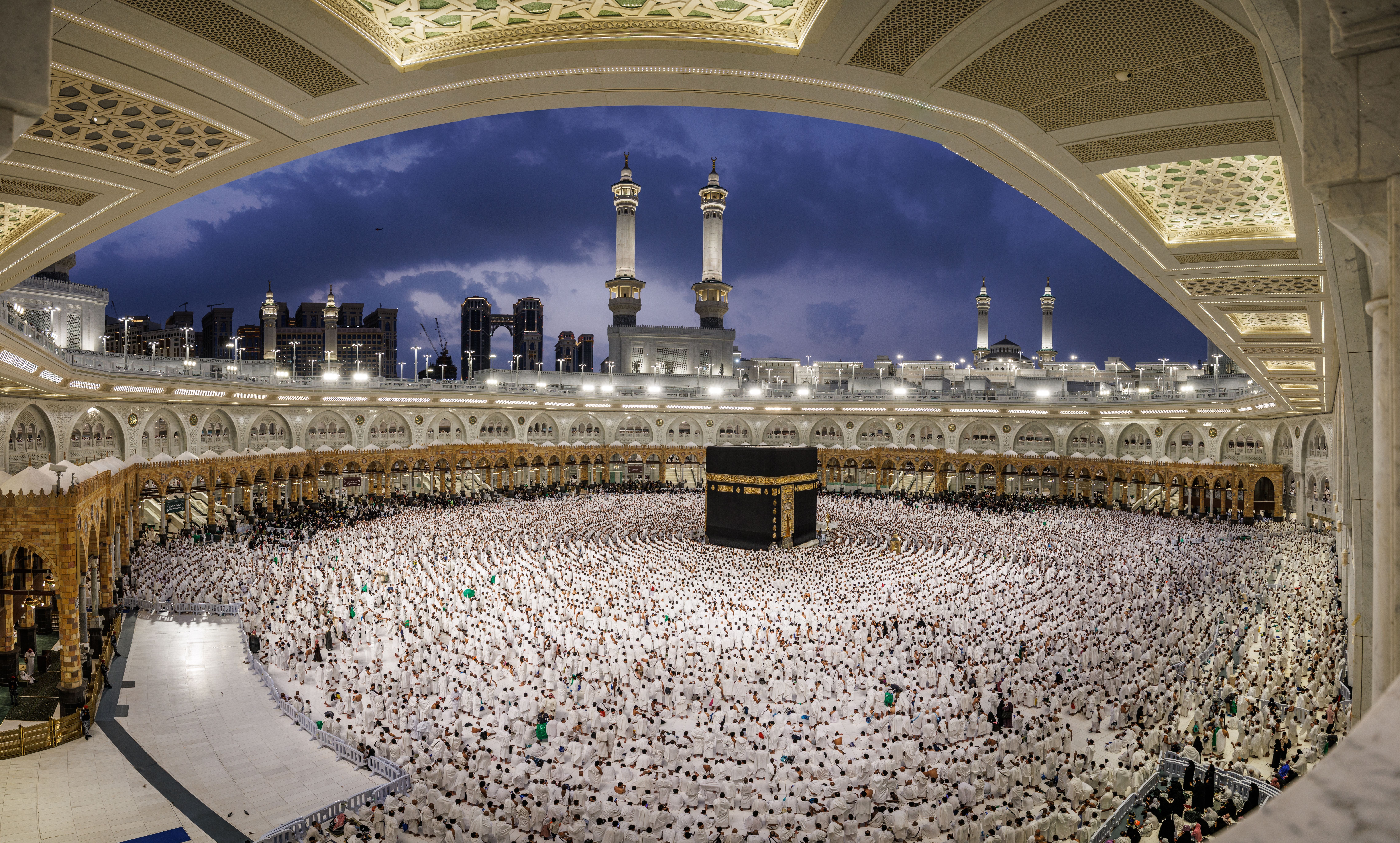 Tausende Pilger umrunden die Kaaba in Mekka während des Tawaf bei Abenddämmerung.