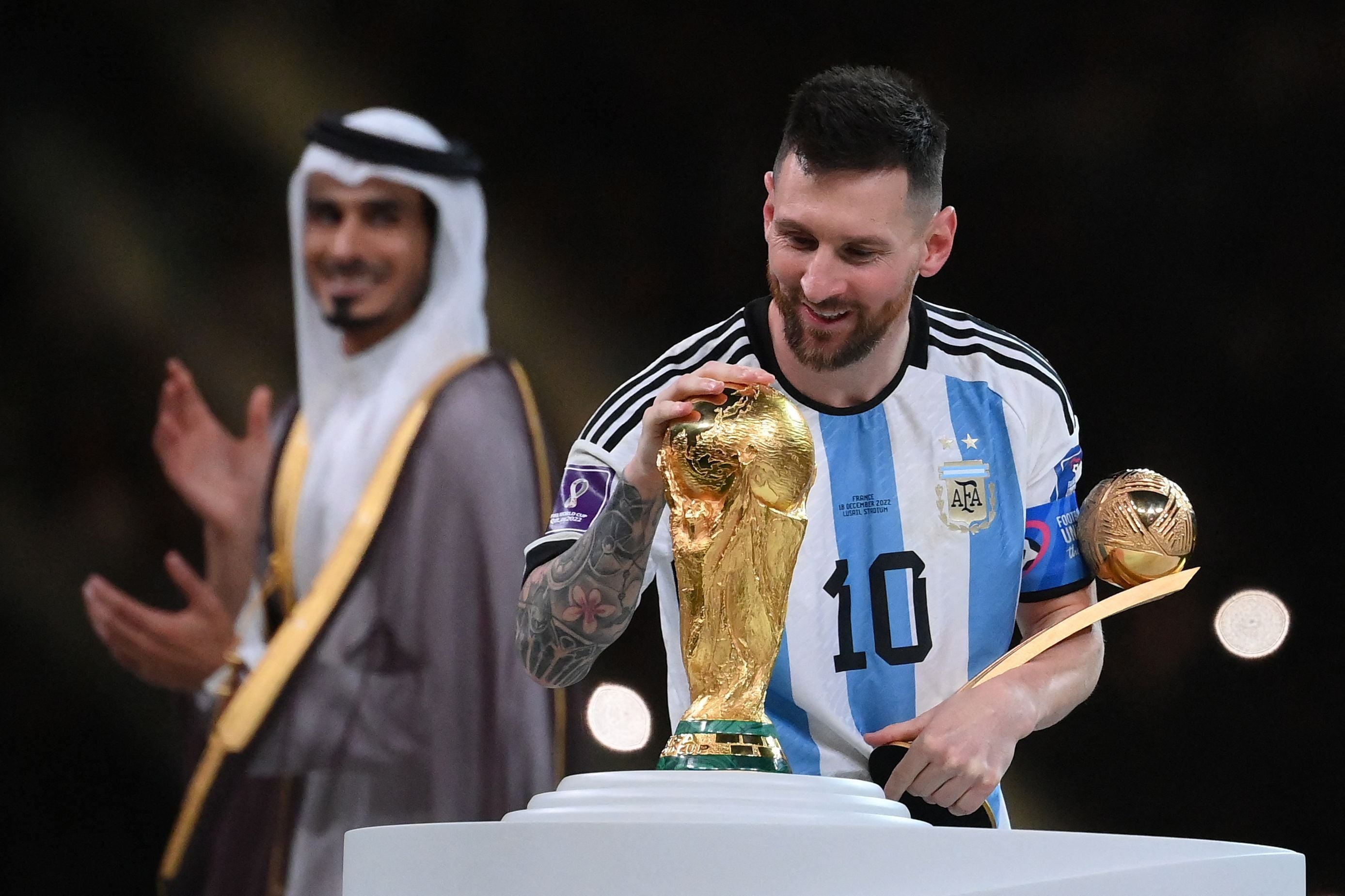 Lionel Messi mit WM-Pokal und Goldener Ball bei der Siegerehrung der Weltmeisterschaft 2022.