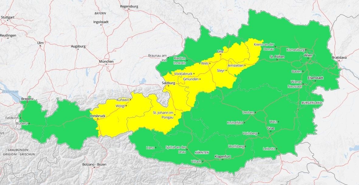 Karte von Österreich mit gelb markierten Regionen für eine Regen-Warnung, Rest grün.