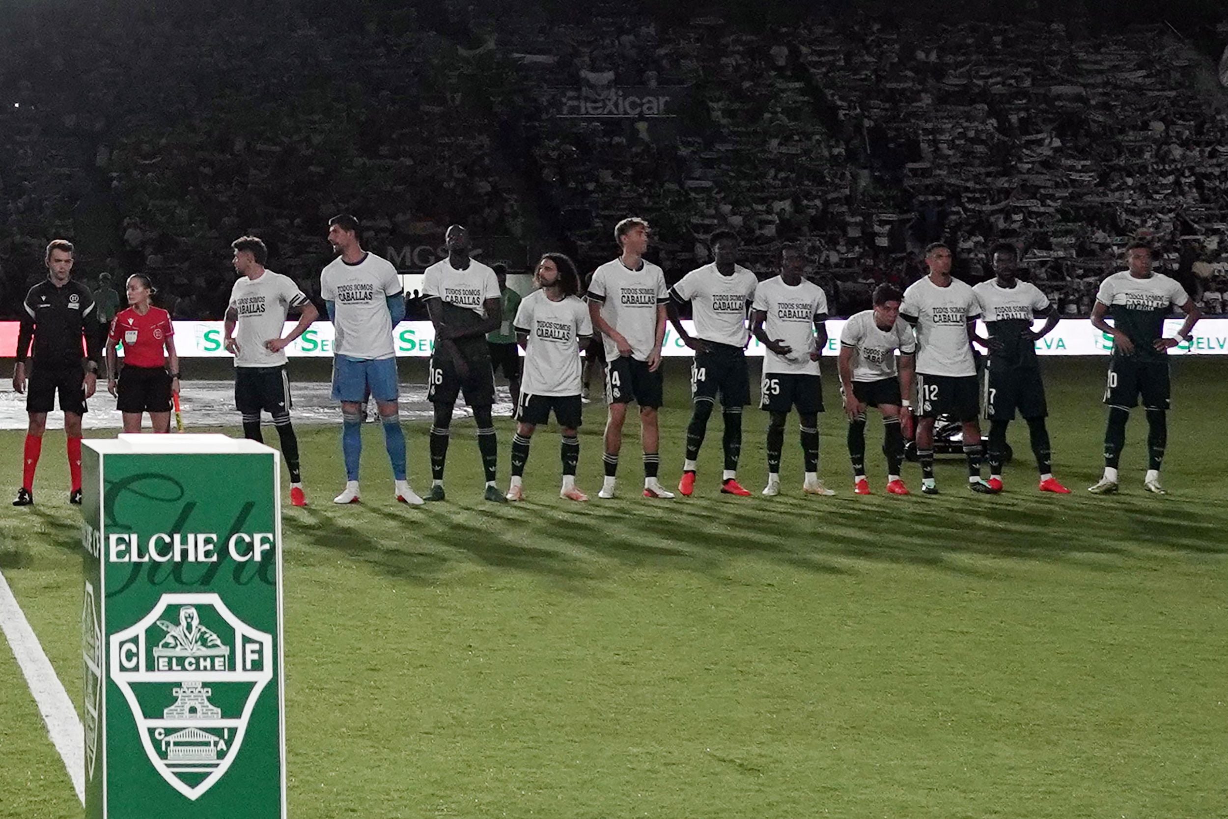 Real-Madrid-Spieler tragen Solidaritäts-T-Shirts vor dem Spiel gegen Elche CF im Stadion.