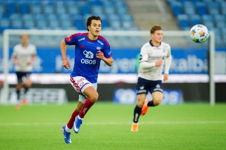 Ein Fußballspieler von Valerenga läuft während eines Spiels auf dem Feld, der Ball fliegt vorne.
