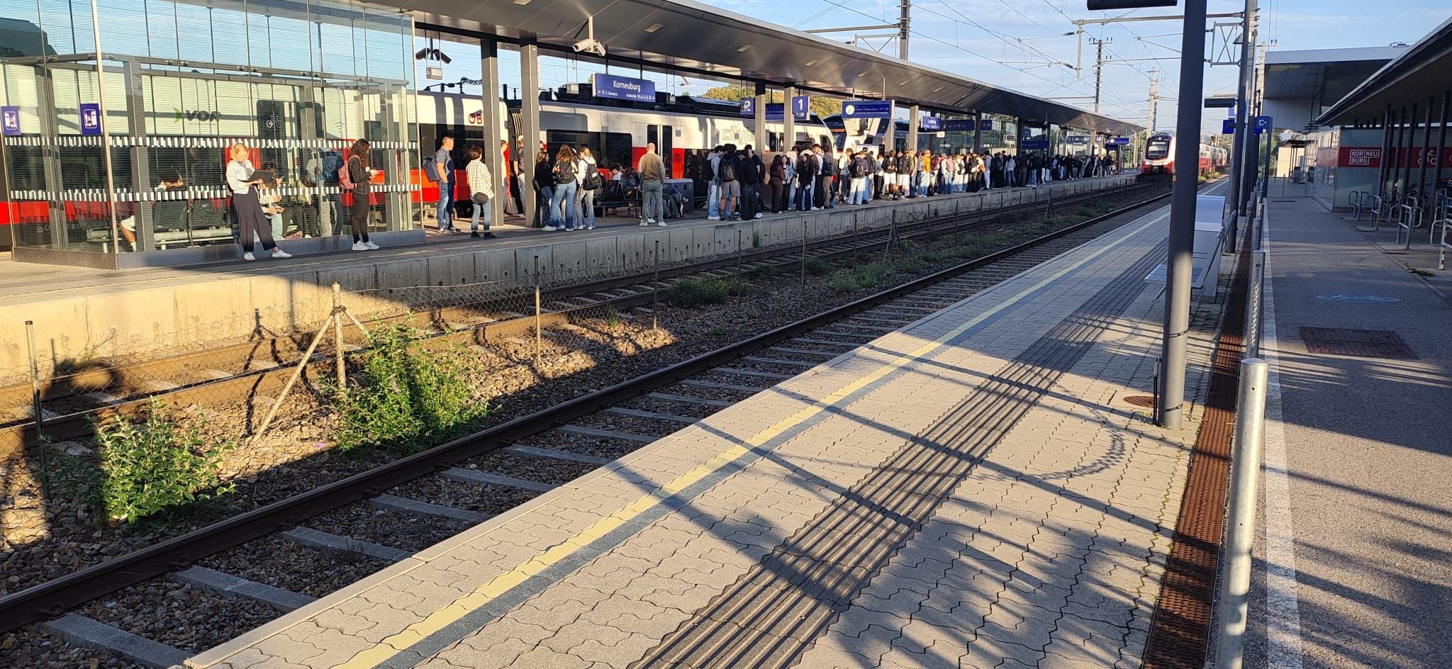 Stundenlanges Warten, verspäteter Schulantritt.
