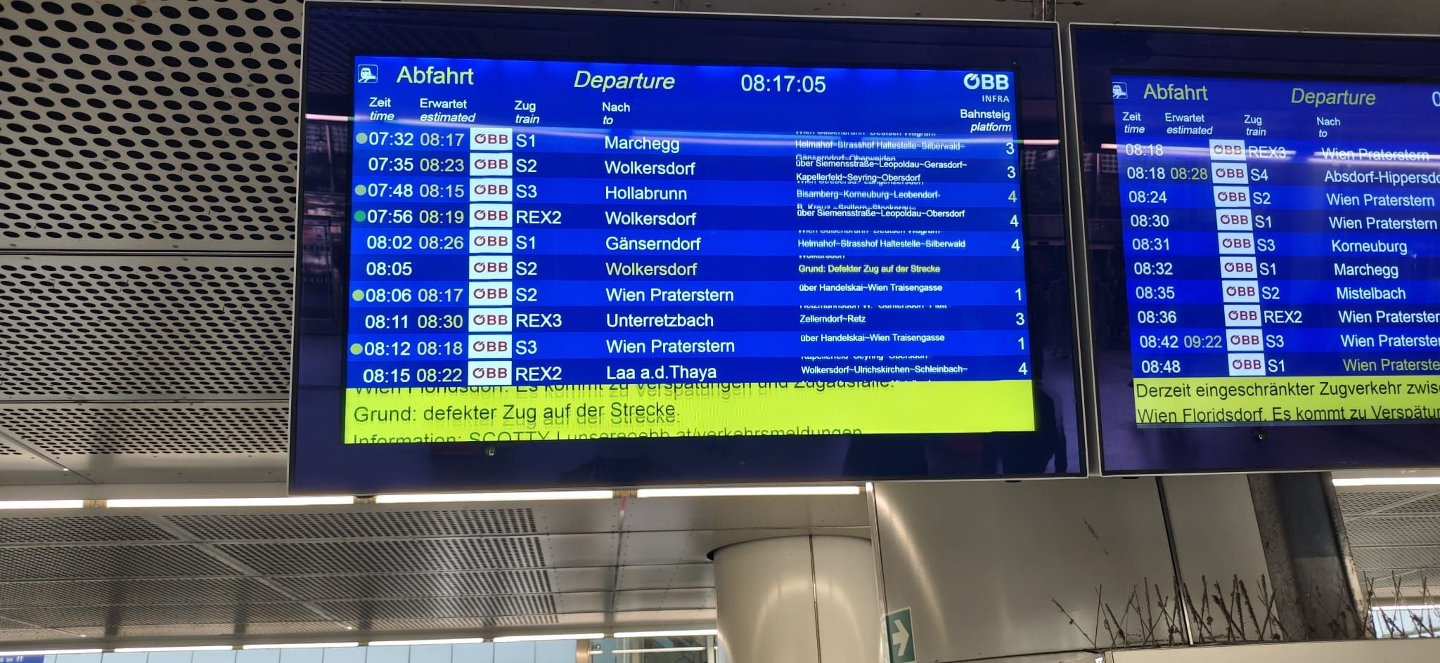 "Defekter Zug" hier als Grund der Verzögerung.