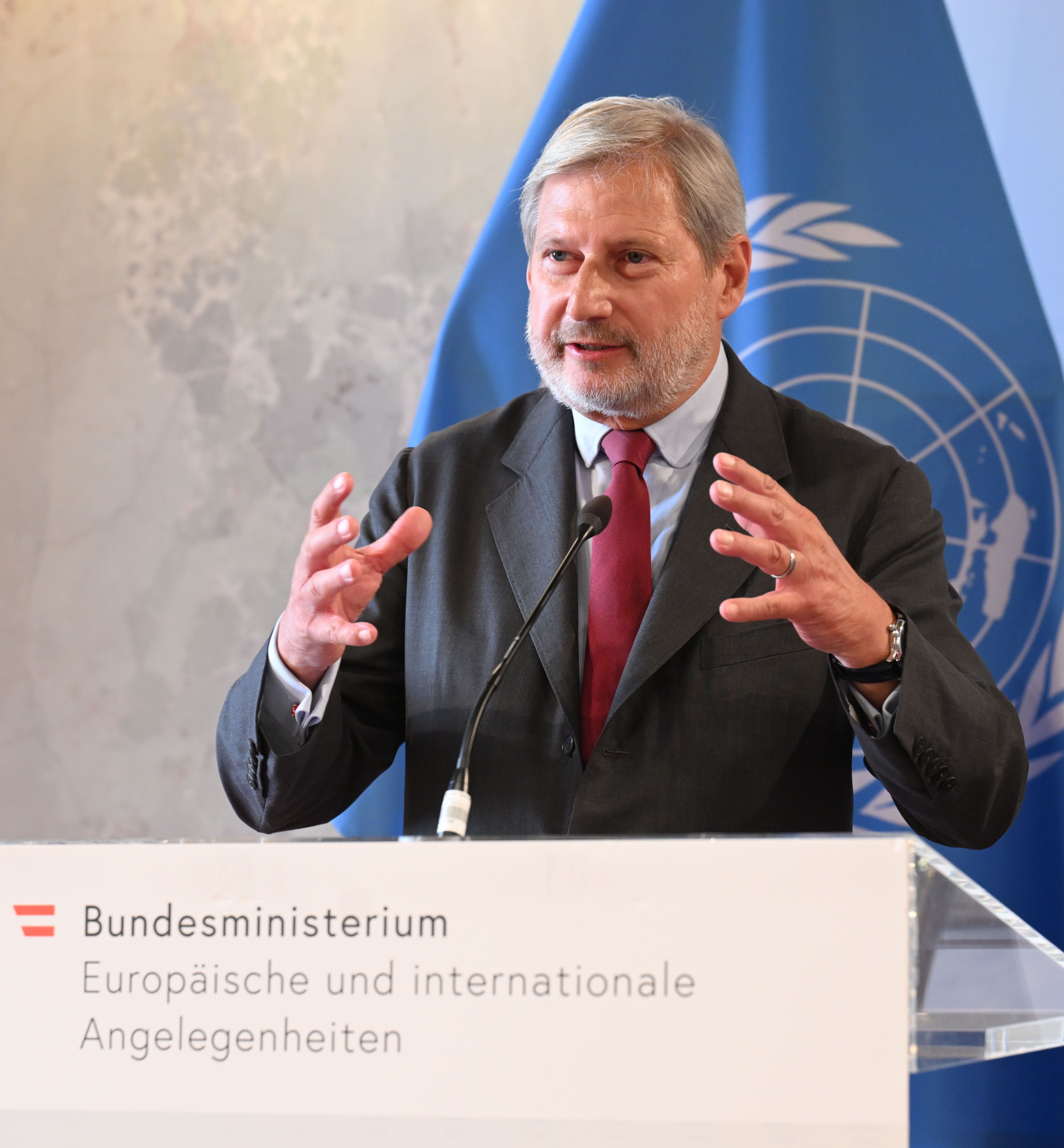 Ein Mann spricht bei einer Pressekonferenz am Rednerpult des Außenministeriums in Wien.