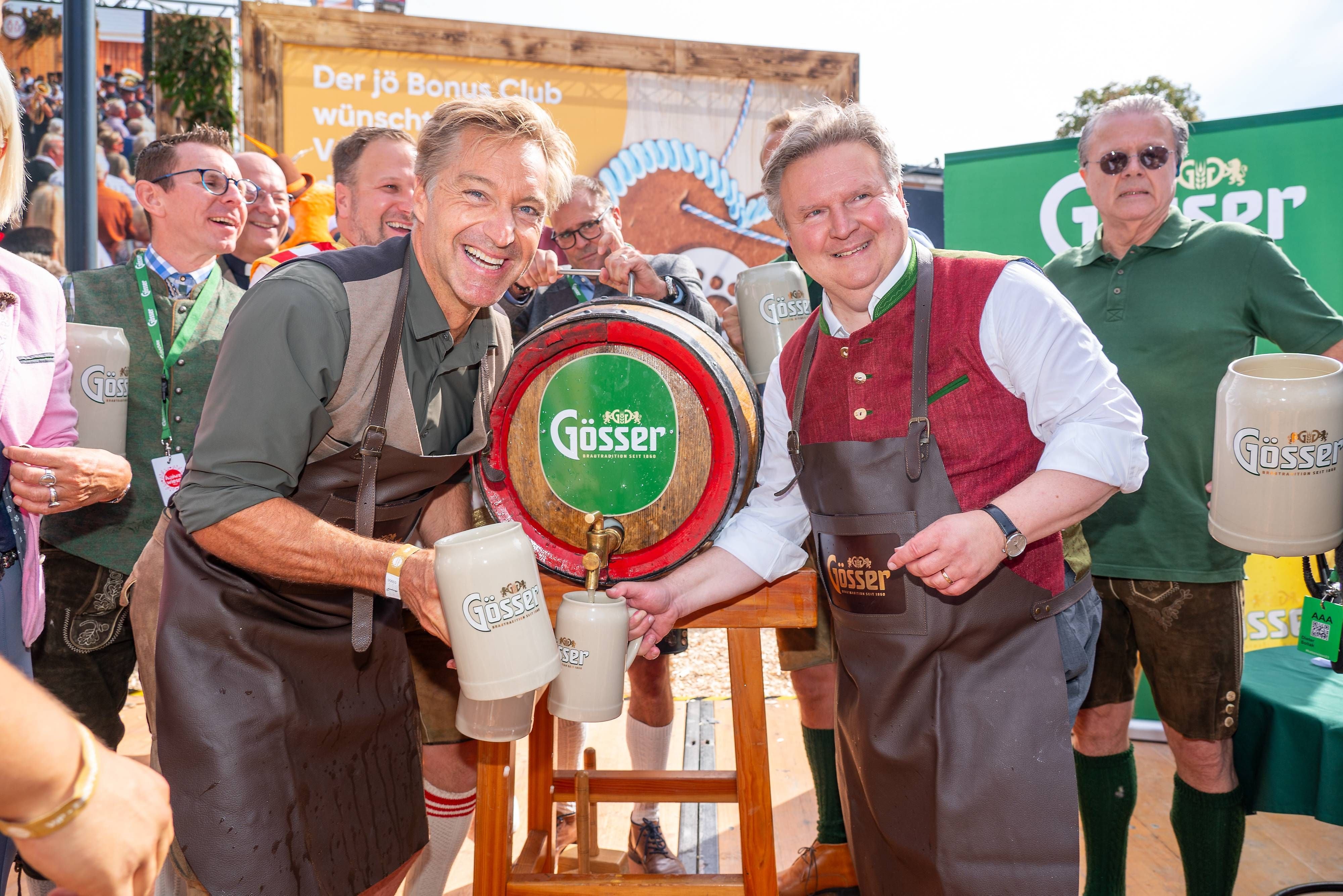 Zwei Männer zapfen Bier aus einem Gösser-Fass bei der Kaiserwiesn-Eröffnung in Wien 2023.