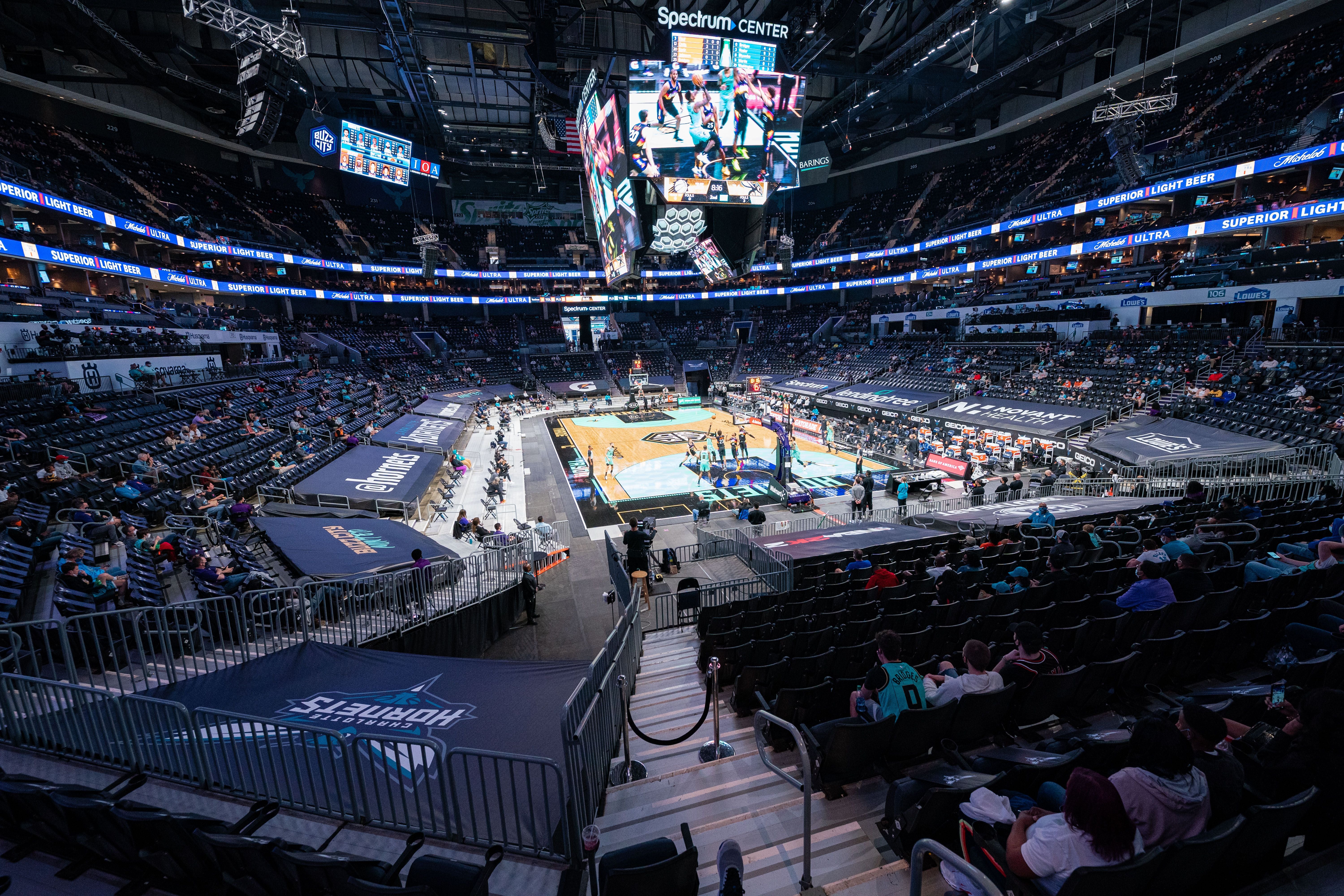 Blick von der Tribüne in die gefüllte Multifunktionsarena des Spectrum Centers in Charlotte während einer Sportveranstaltung.