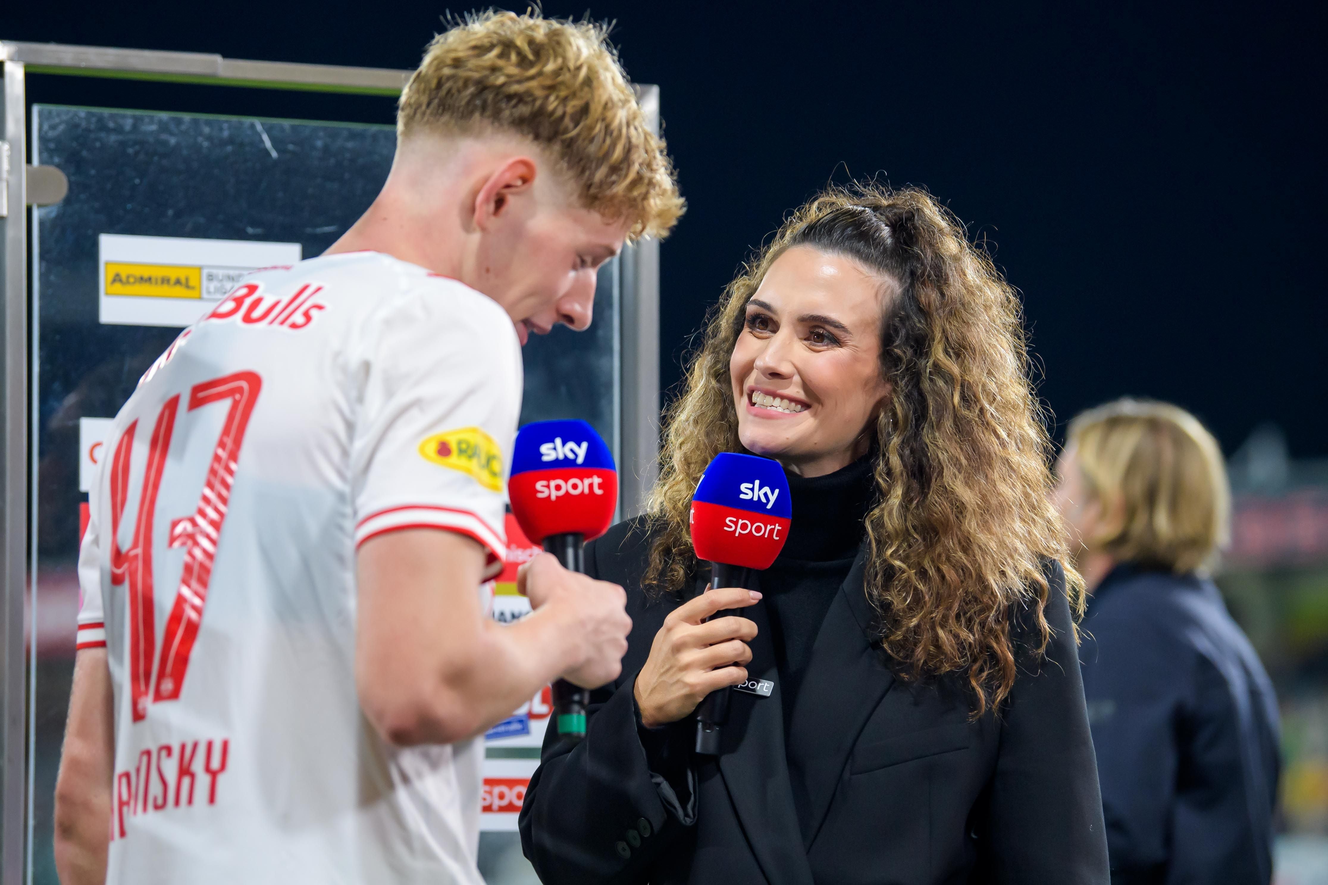 Sky Sport Reporterin interviewt einen Red Bull Salzburg Spieler nach einem Fußball-Bundesligaspiel.