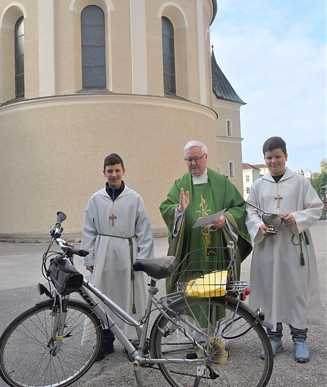 Wir radeln in die Kirche - Salesianerpfarre Amstetten Herz Jesu. In der Salesianerpfarre Amstetten Herz Jesu werden Fahrräder &amp; Co. nach den Gottesdiensten (8 und 9.30 Uhr) gesegnet.