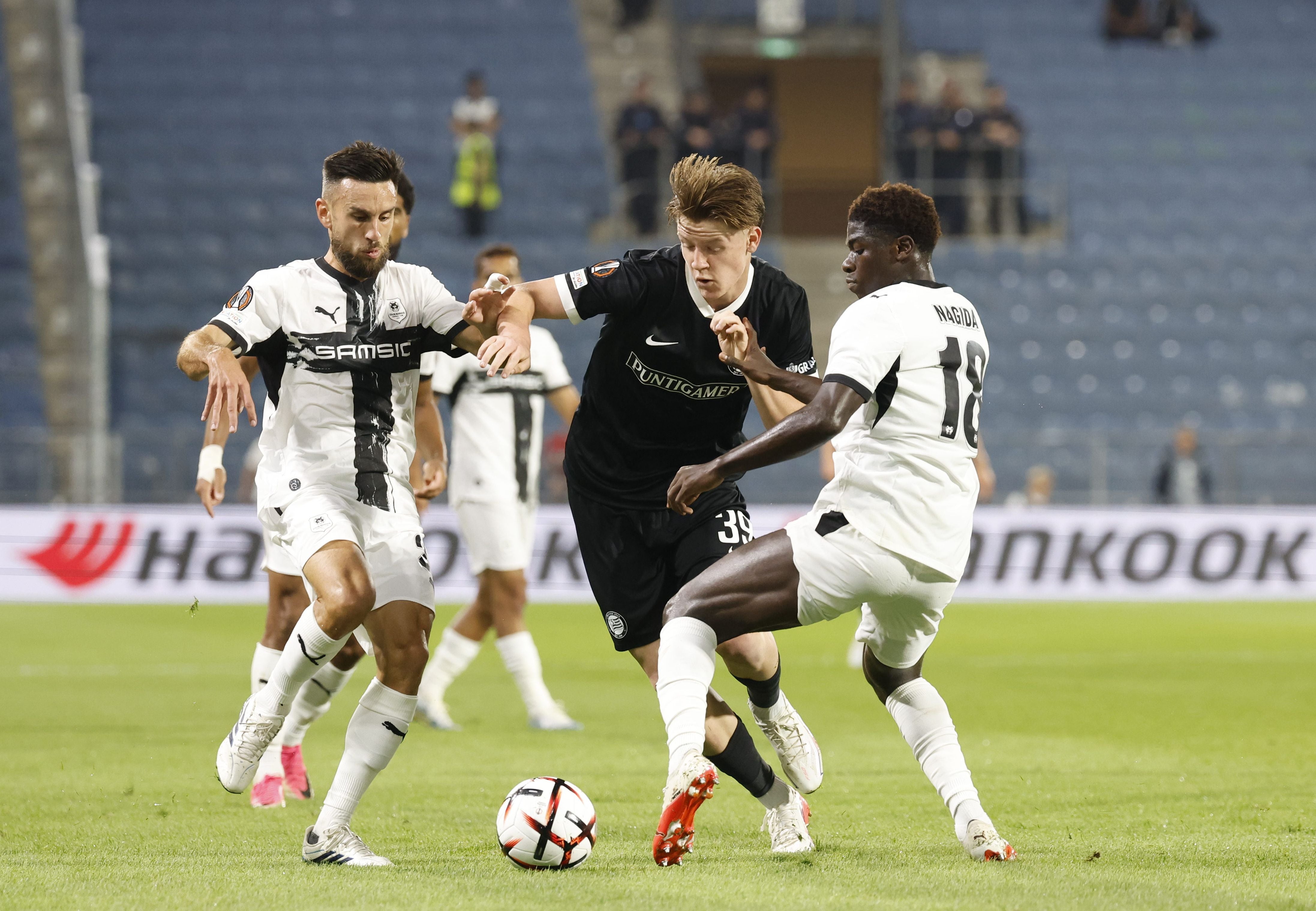 ABD0161_20260916 - GRAZ - ÖSTERREICH: von links Adrien Thomasson (Rennes), Luca Weinhandl (Sturm Graz) und Mahamadou Nagida (Rennes) während der Europa League Begegnung zwischen SK Sturm Graz und Stade Rennes am Mittwoch, 16. September 2026, im Stadion Graz-Liebenau in Graz. - FOTO: APA/ERWIN SCHERIAU