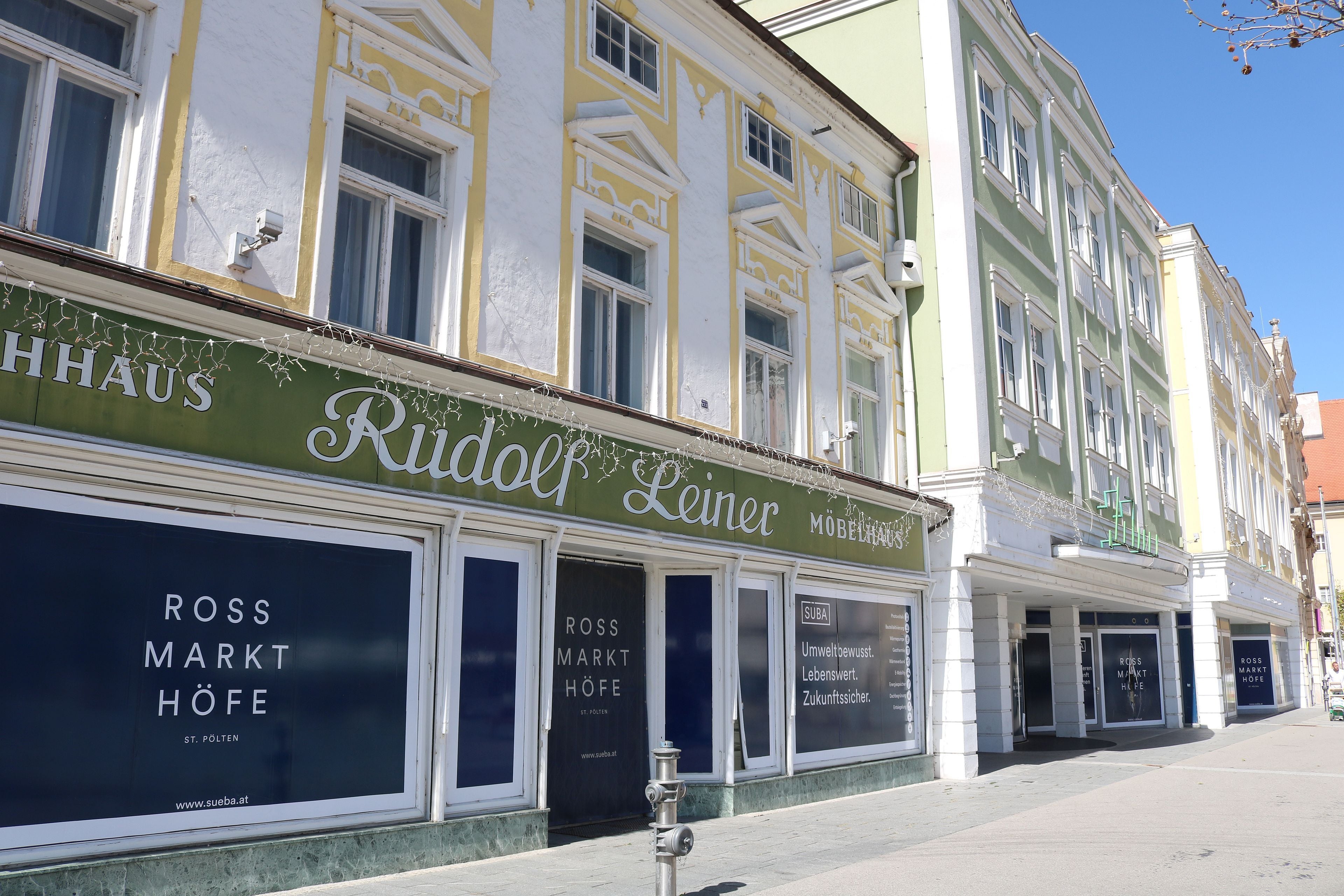 Fassade eines alten Möbelhauses mit der Aufschrift "Rudolf Leiner" und modernisierten Fenstern.