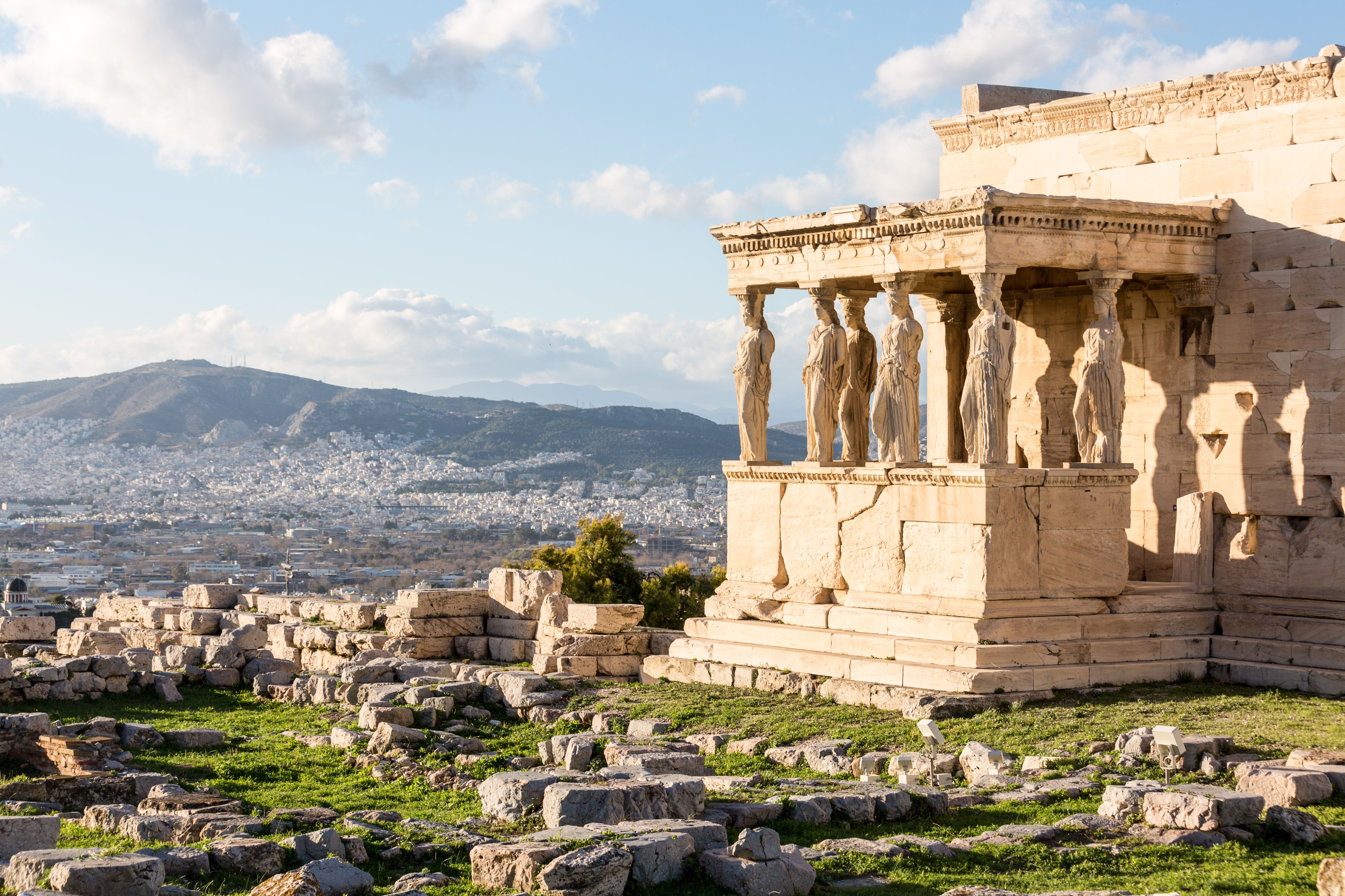 Die Korenhalle des Erechtheions auf der Akropolis in Athen bei Sonnenlicht.