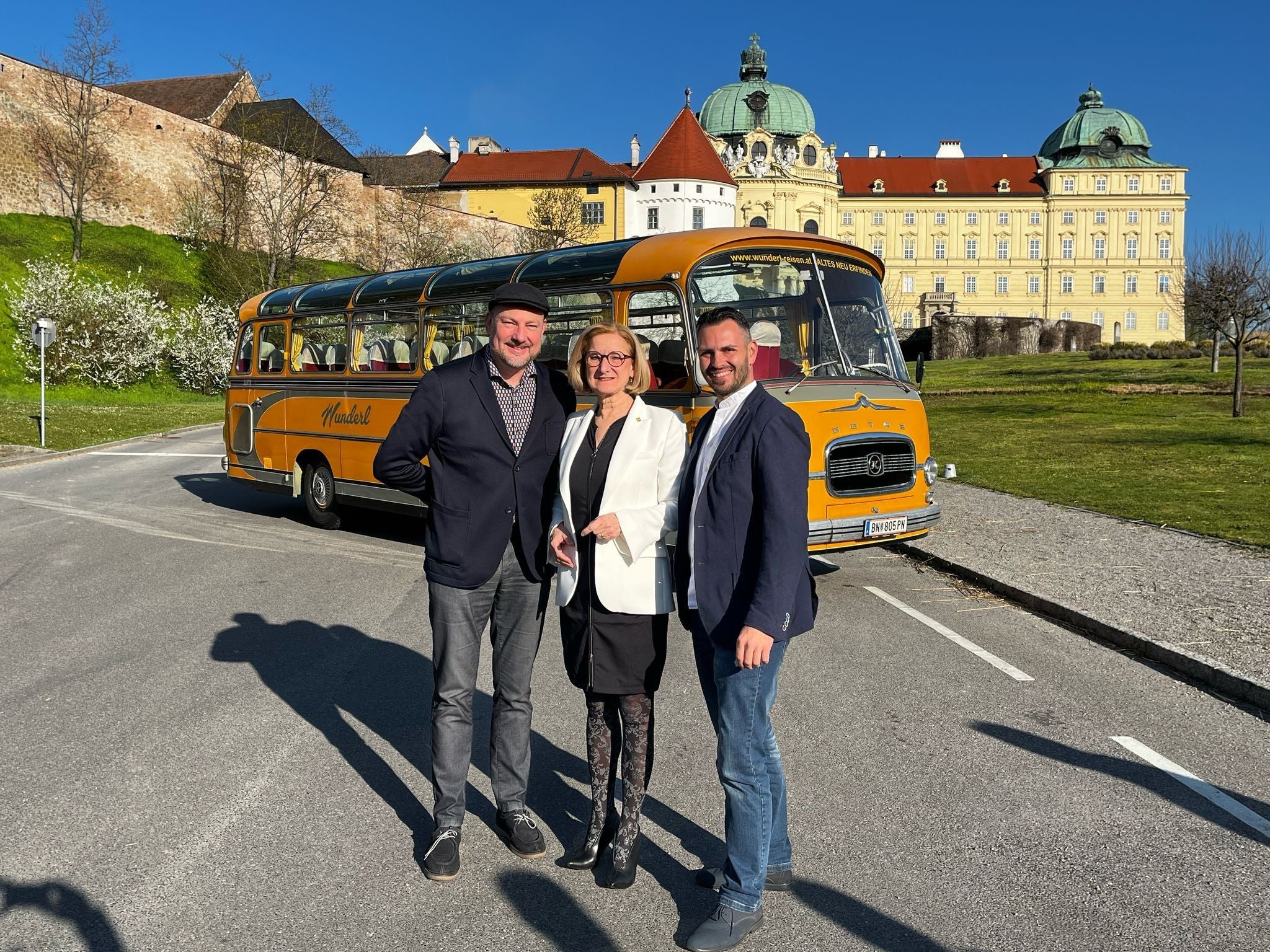 Veranstalter Thomas Lenger, LH Johanna Mikl-Leitner und Busunternehmer David Wunderl.