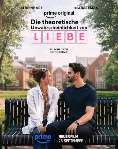 Ein Mann und eine Frau sitzen lächelnd auf einer Parkbank vor Universitätsgebäuden.