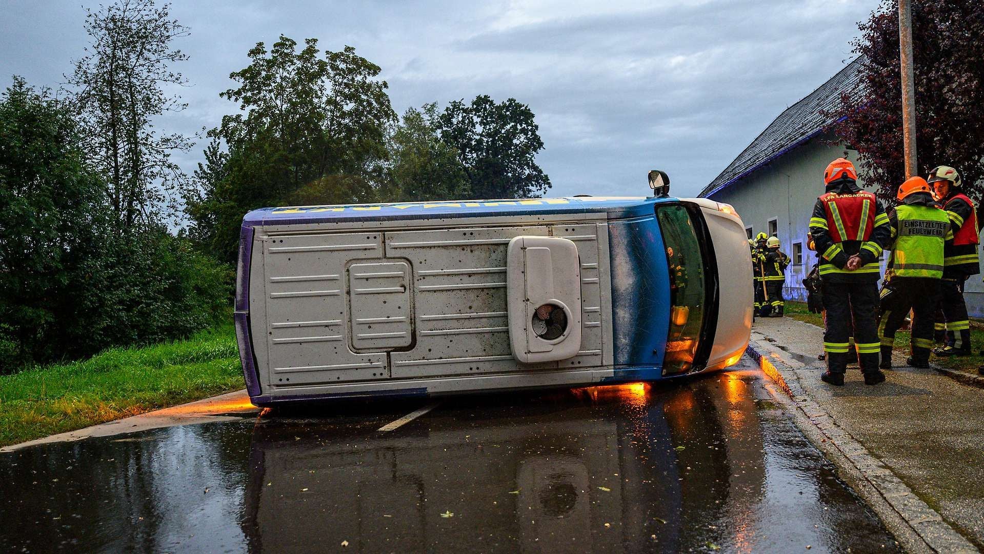 Umgekipptes Auto