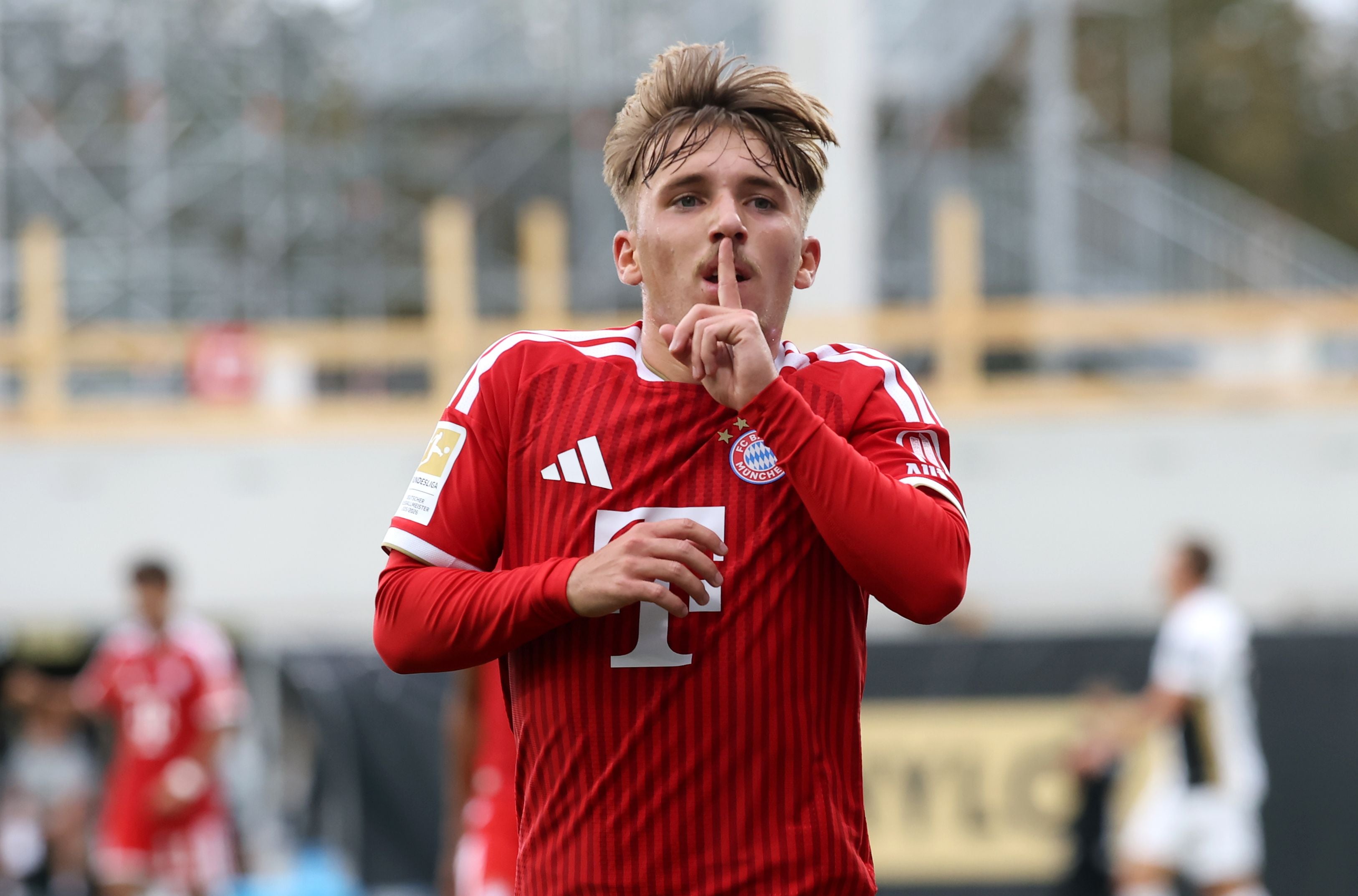 Ein Bayern-München-Spieler jubelt mit "Finger-auf-den-Mund"-Geste nach einem Tor.