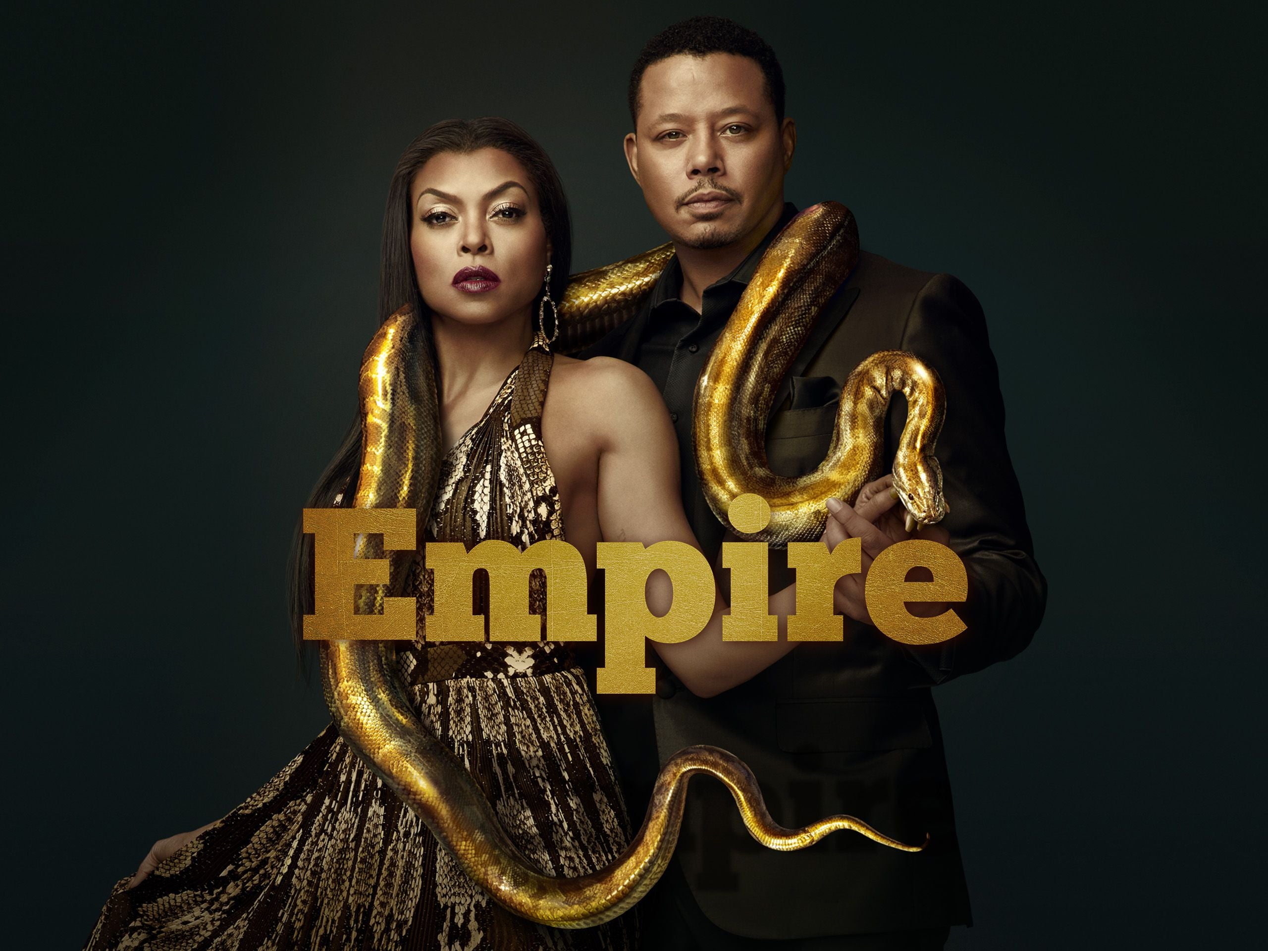 Zwei elegant gekleidete Personen mit einer großen goldenen Schlange und dem Schriftzug „Empire“.