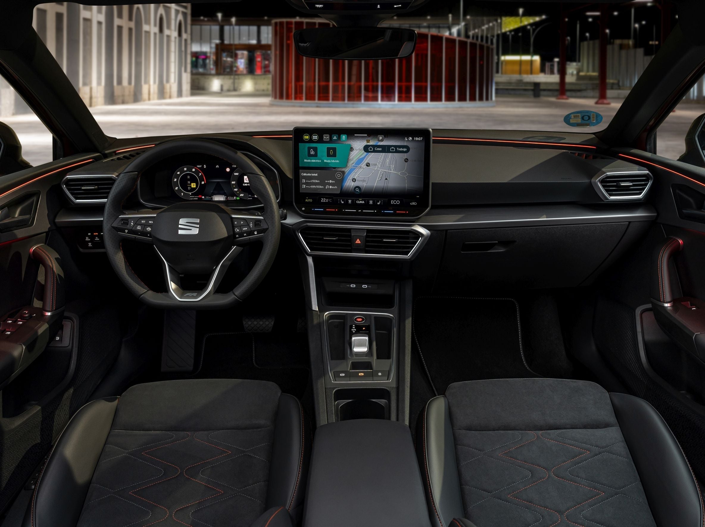 Modernes Autoinnenraum mit digitalem Cockpit und großem Touchscreen-Display am Armaturenbrett.