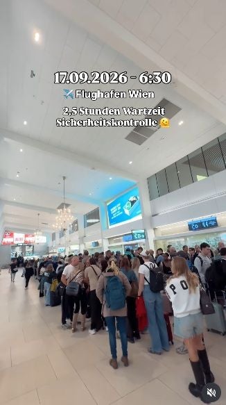 Lange Warteschlange vor der Sicherheitskontrolle am Flughafen Wien.
