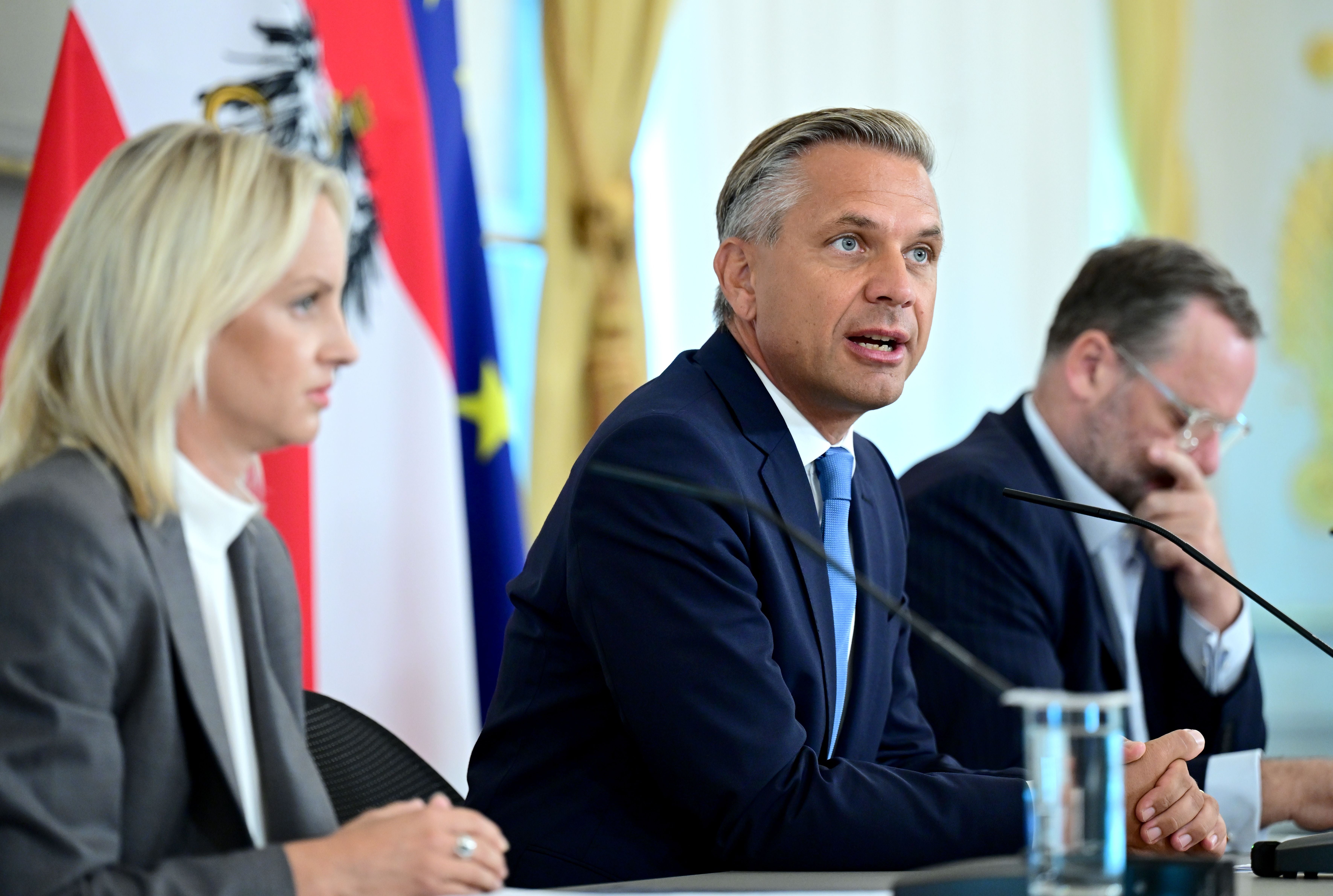 Staatssekretärin Michaela Schmid (SPÖ), Wirtschafts- und Arbeitsminister Wolfgang Hattmannsdorfer (ÖVP) und Staatssekretär Josef Schellhorn (NEOS).