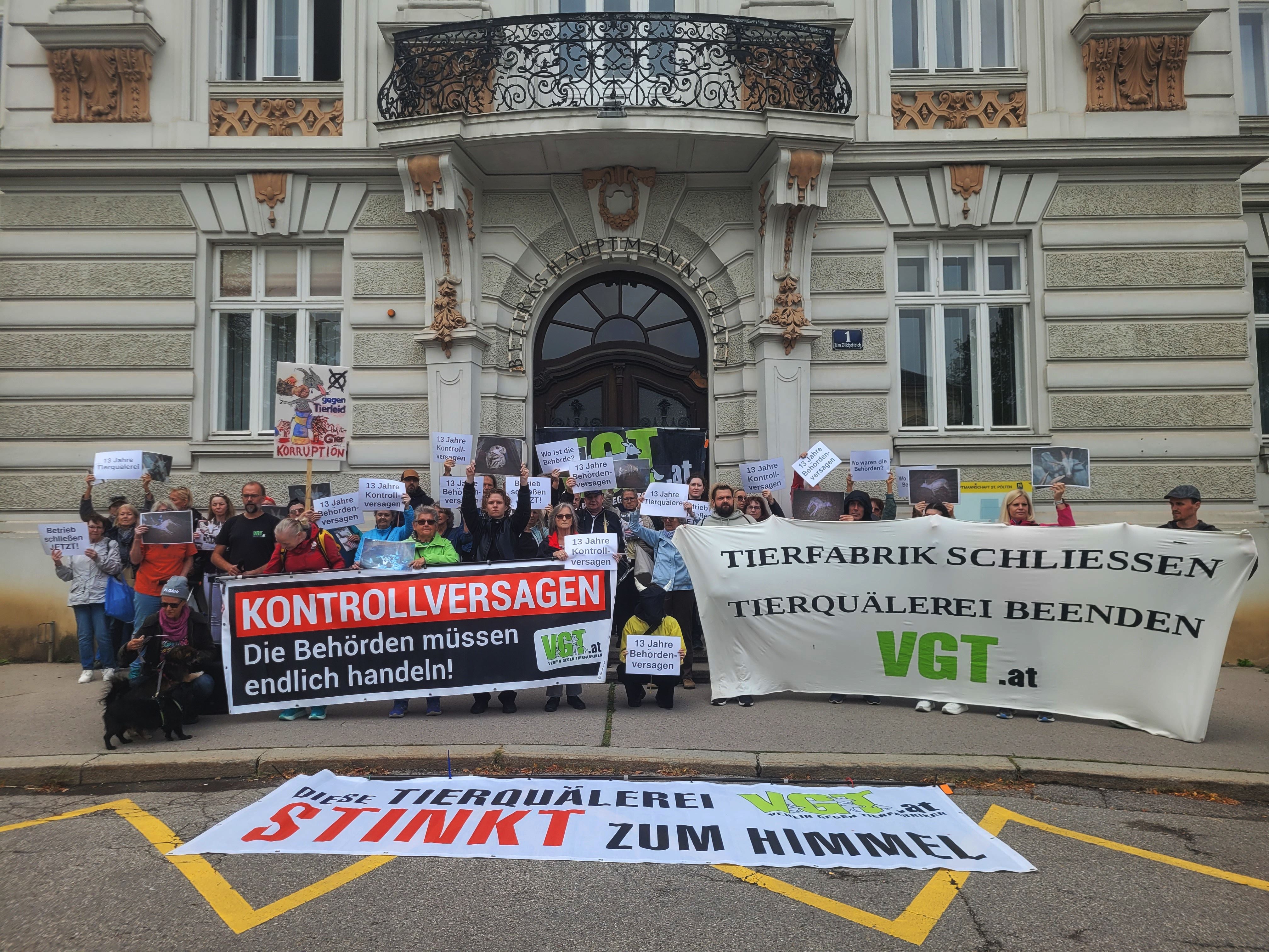 Die Demonstranten zogen vor die Bezirkshauptmannschaft.