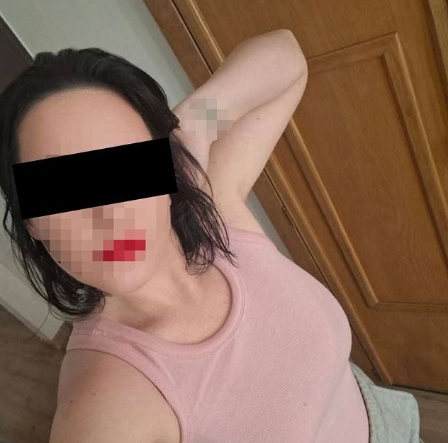 Frau mit pinkem Top posiert, Gesicht und Augen sind verpixelt und geschwärzt.