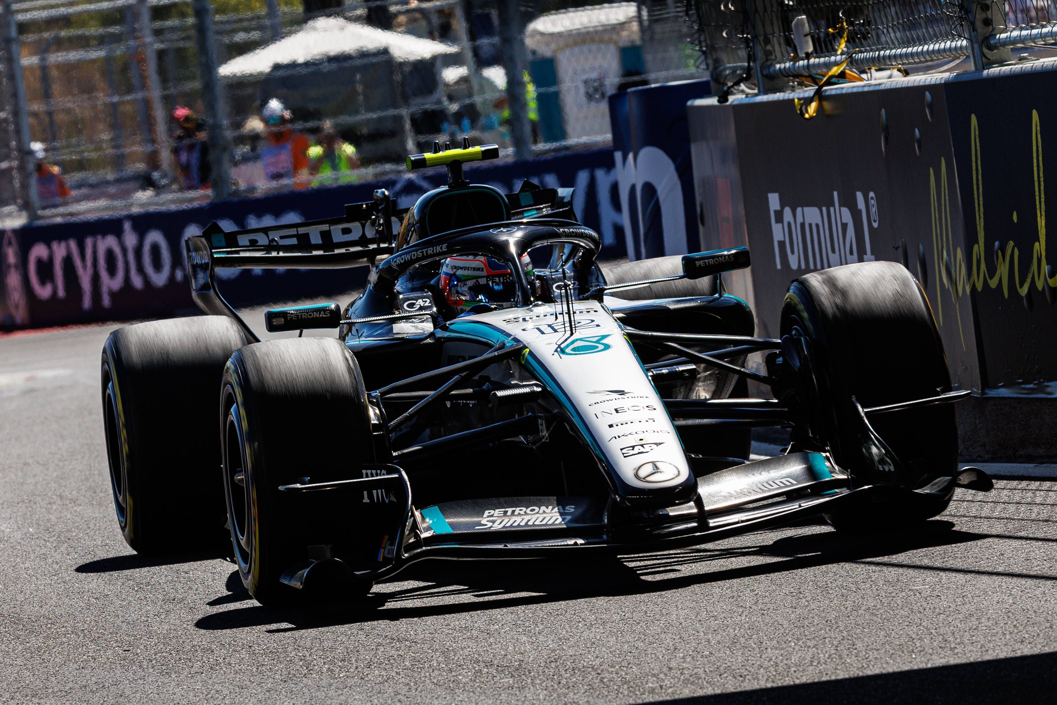 Ein Mercedes-AMG-Formel-1-Auto fährt während des Großen Preises von Spanien auf dem Kurs in Madrid.