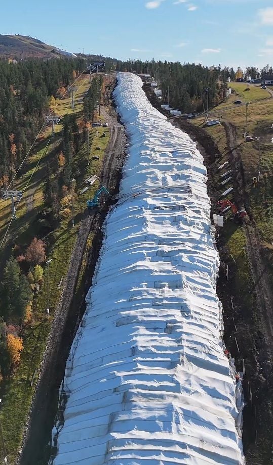 Mit Vlies abgedeckte Skipiste in Levi, um Schnee außerhalb der Saison zu konservieren.