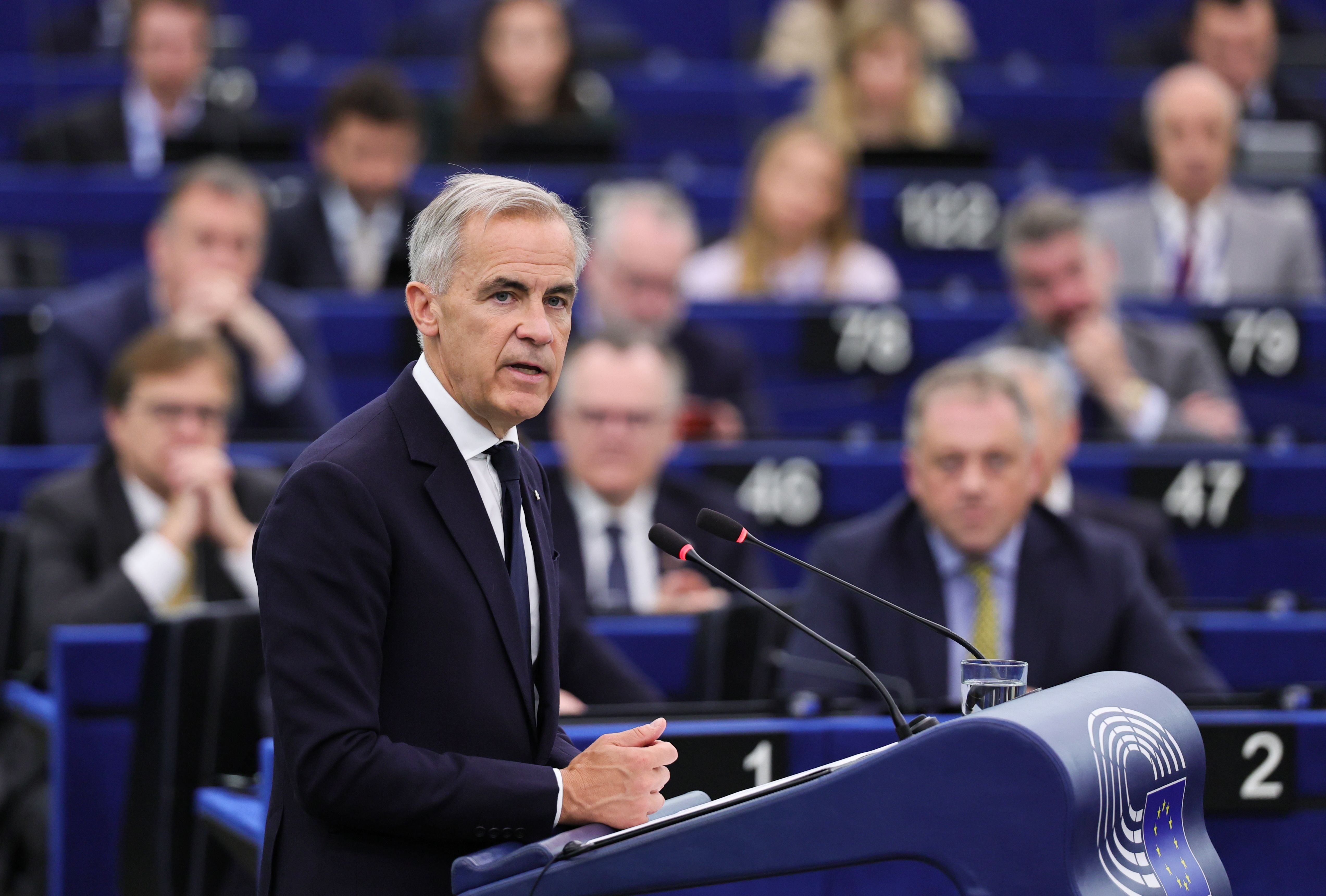 Ein Mann spricht am Rednerpult im Europäischen Parlament, im Hintergrund sitzen Abgeordnete.
