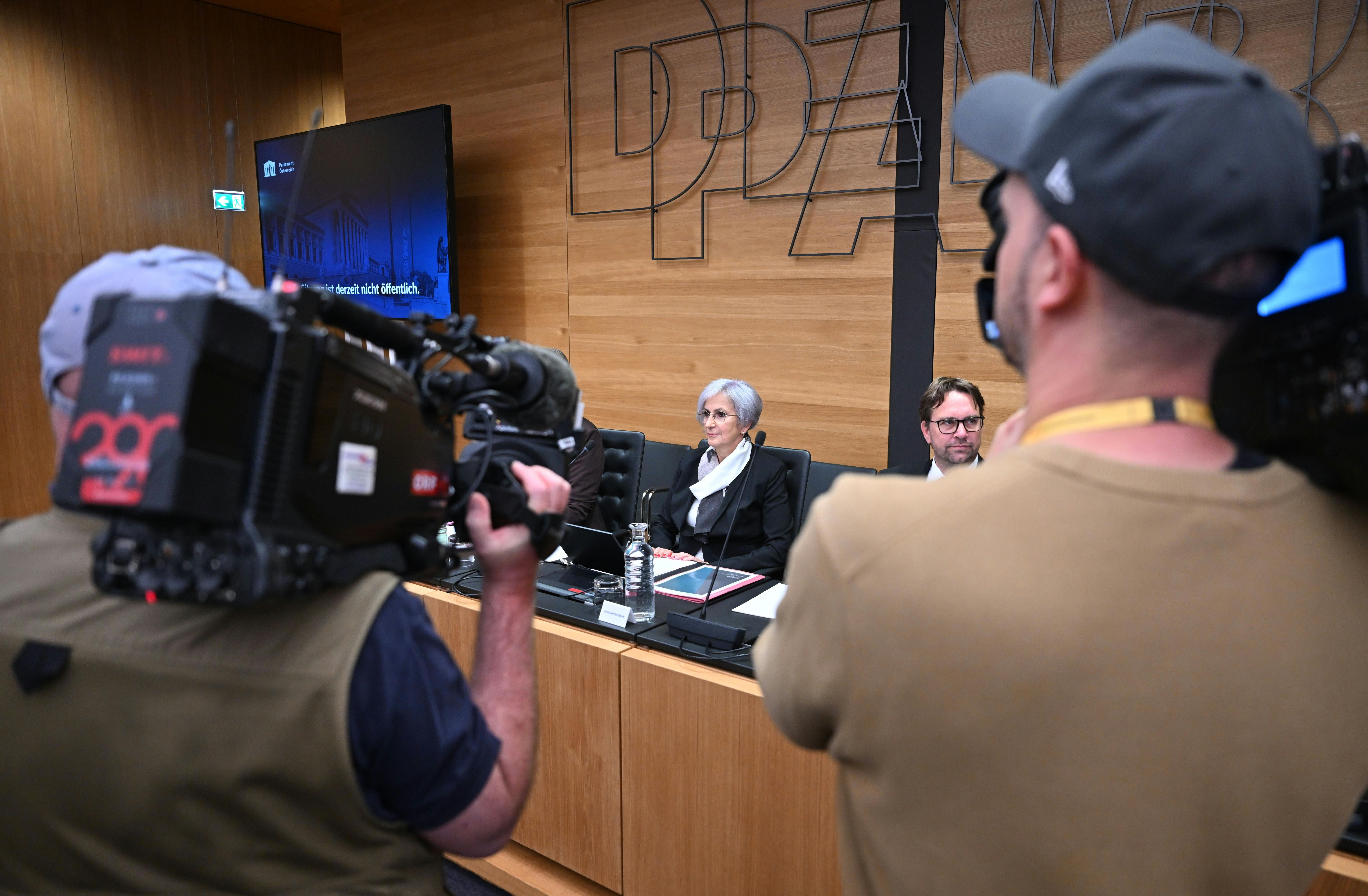 Kameraleute filmen Justizministerin Anna Sporrer bei einer Ausschusssitzung im Parlament Wien.