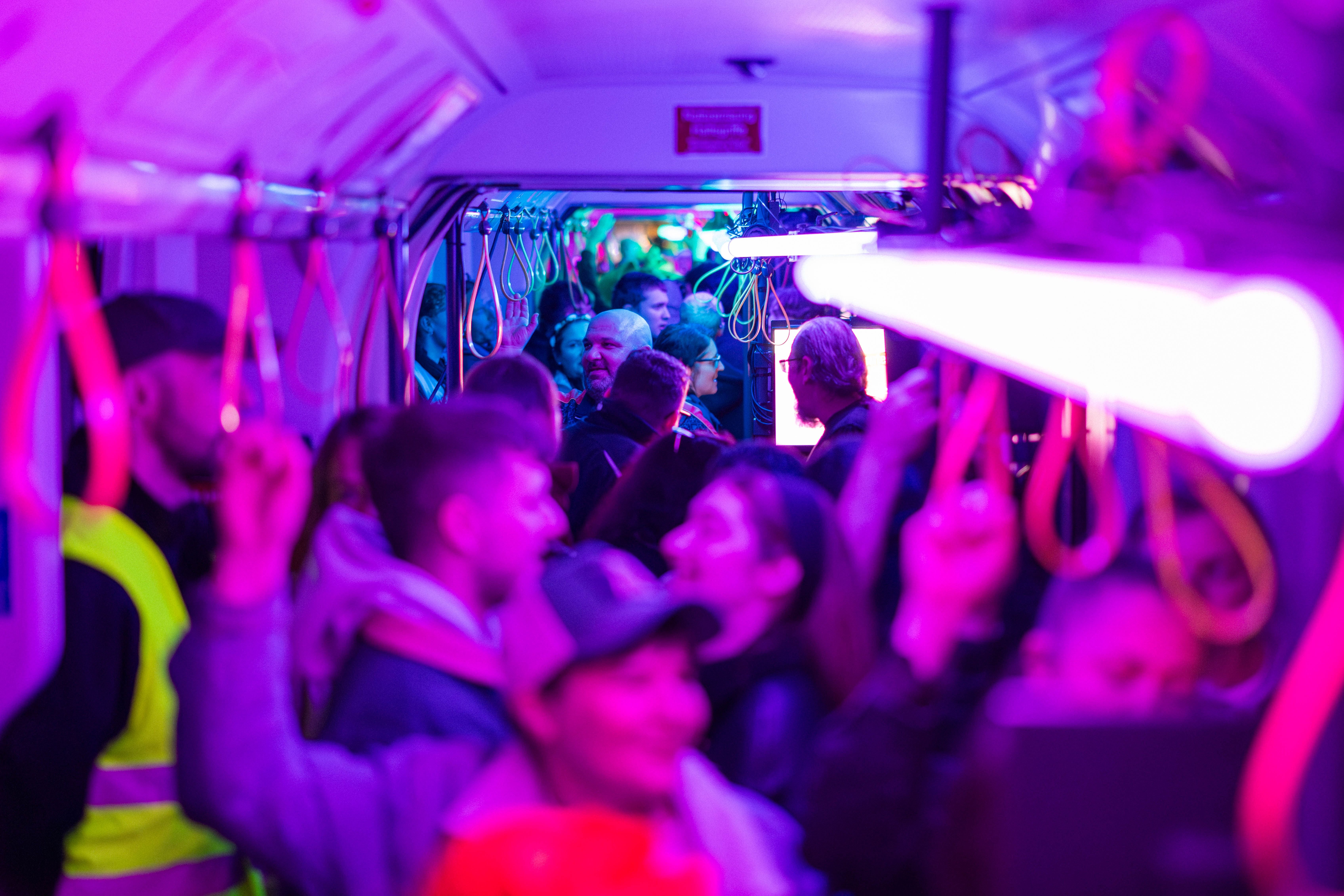 Party in der Straßenbahn.