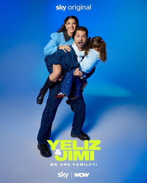Ein Mann trägt eine Frau und ein Kind vor blauem Hintergrund mit dem Titel "Yeliz & Jimi".