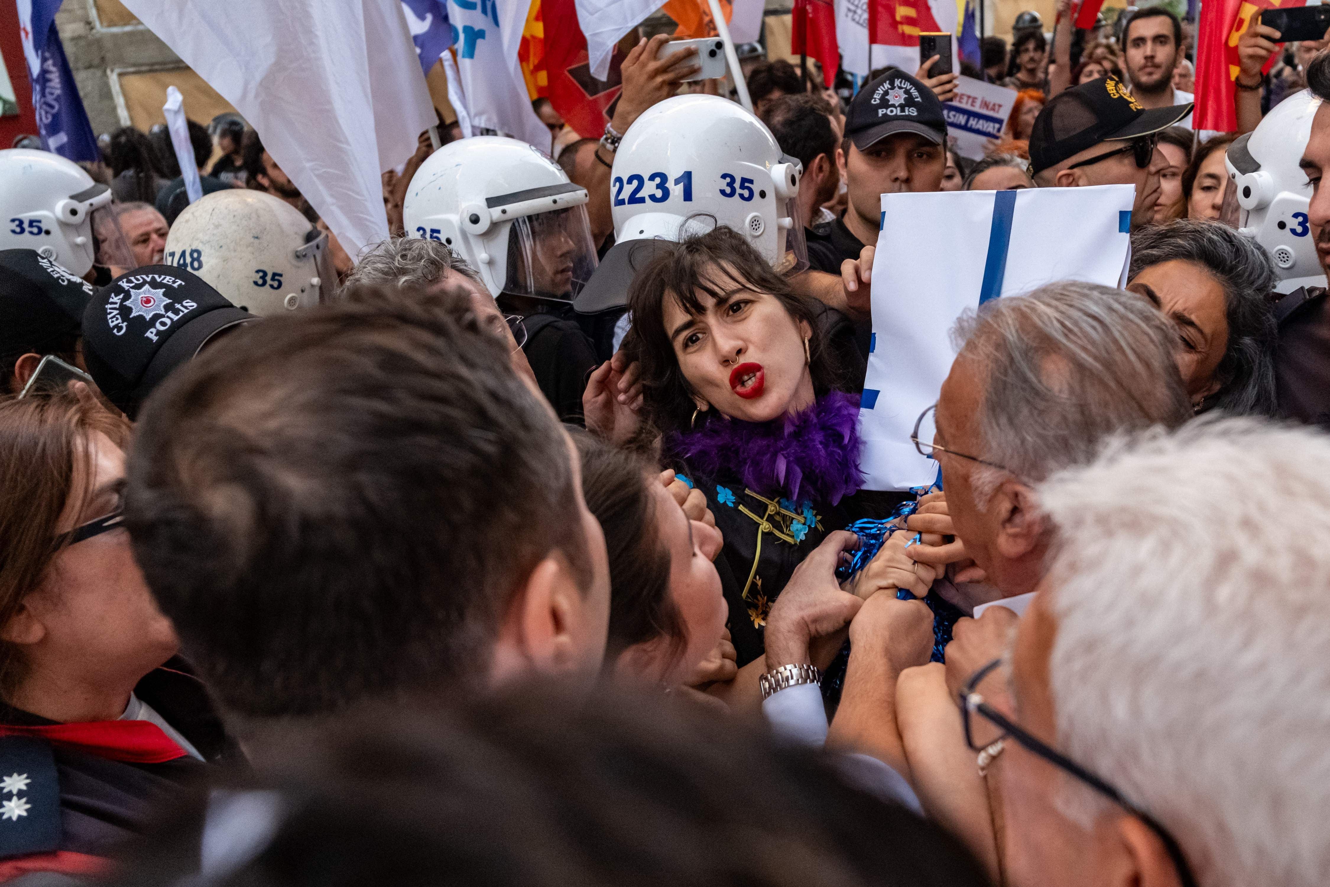 Polizisten versuchen, bei einer Protestkundgebung in Izmir eine Demonstrantin festzunehmen.