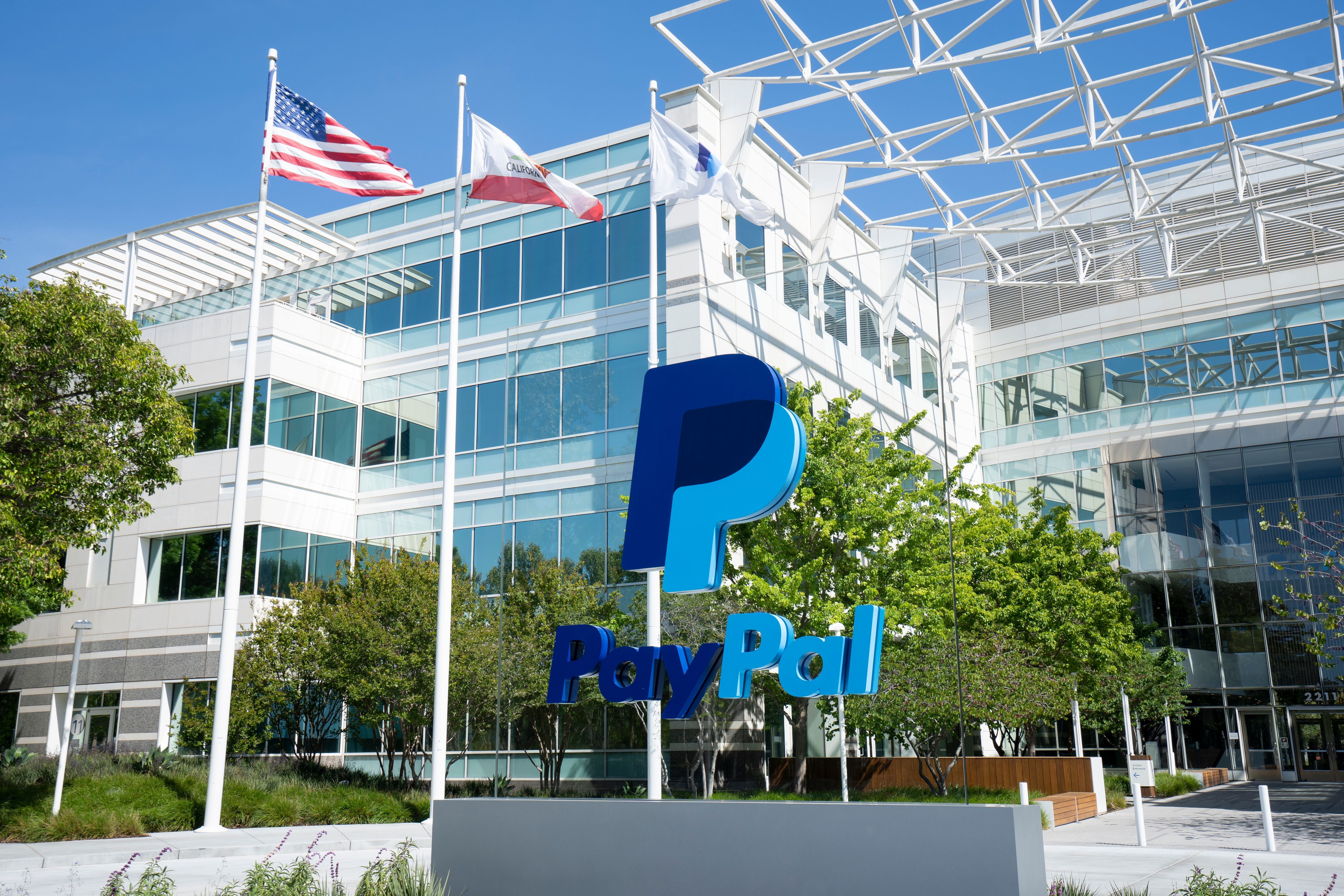 Das PayPal-Logo vor dem Hauptsitz von PayPal in San Jose, Kalifornien, bei sonnigem Wetter.