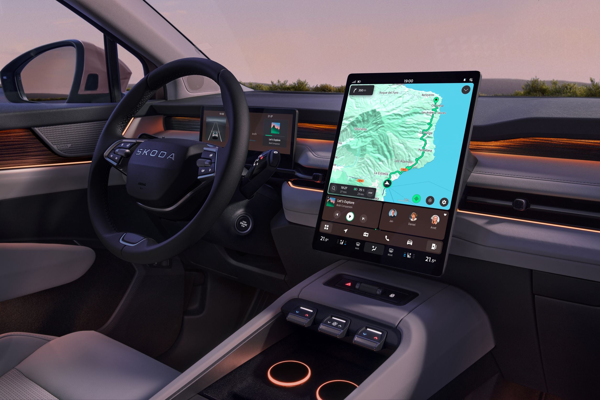 Modernes Škoda-Auto-Cockpit mit großem Navigationsbildschirm und beleuchtetem Interieur.