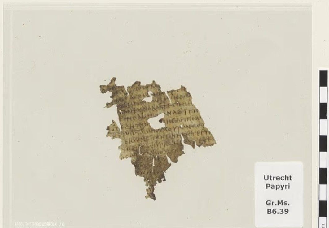 Altes, beschädigtes Papyrusfragment mit griechischer Schrift aus Homers Odyssee.