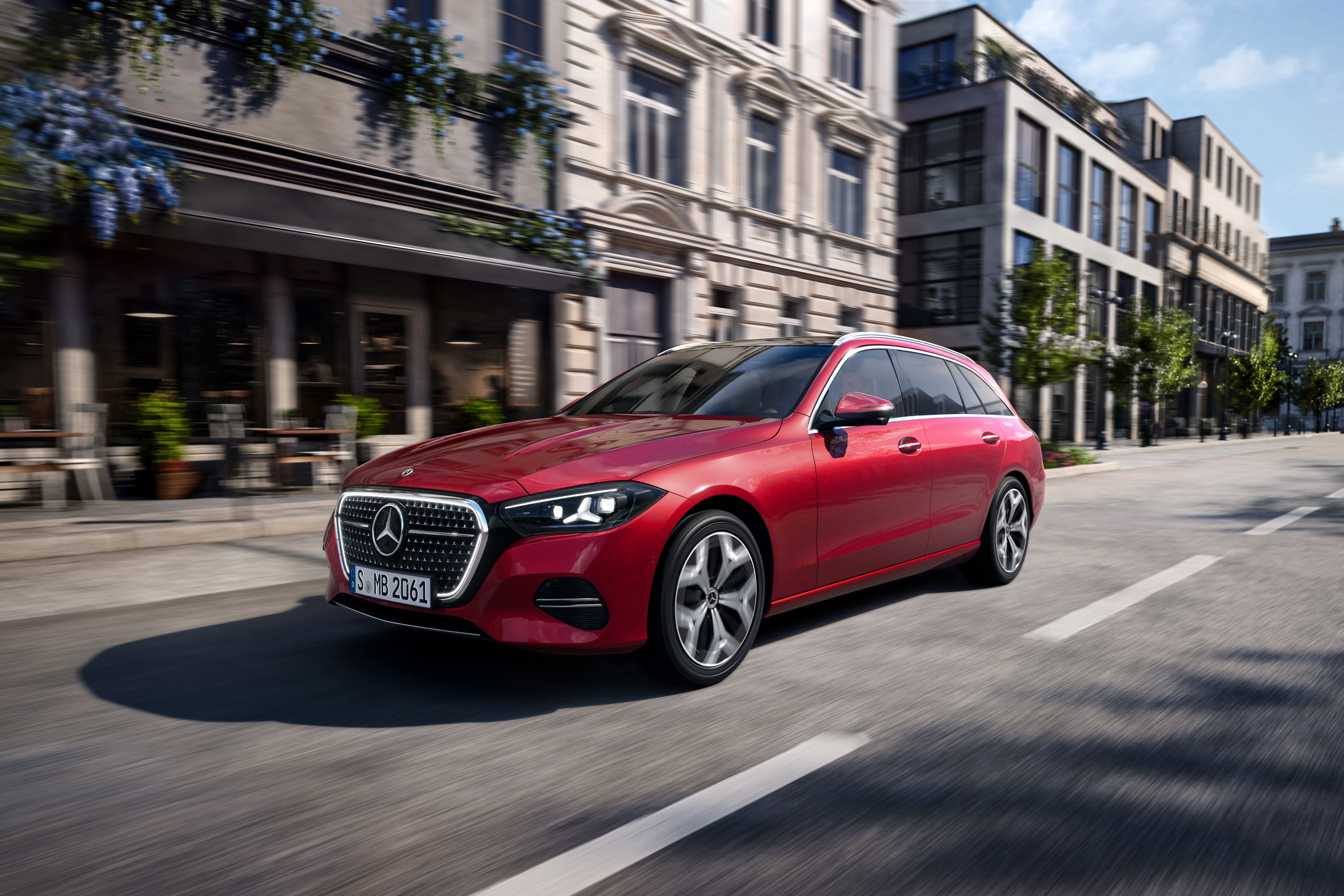 Rotes Mercedes-Benz C-Klasse T-Modell 2026 fährt auf einer städtischen Straße entlang.