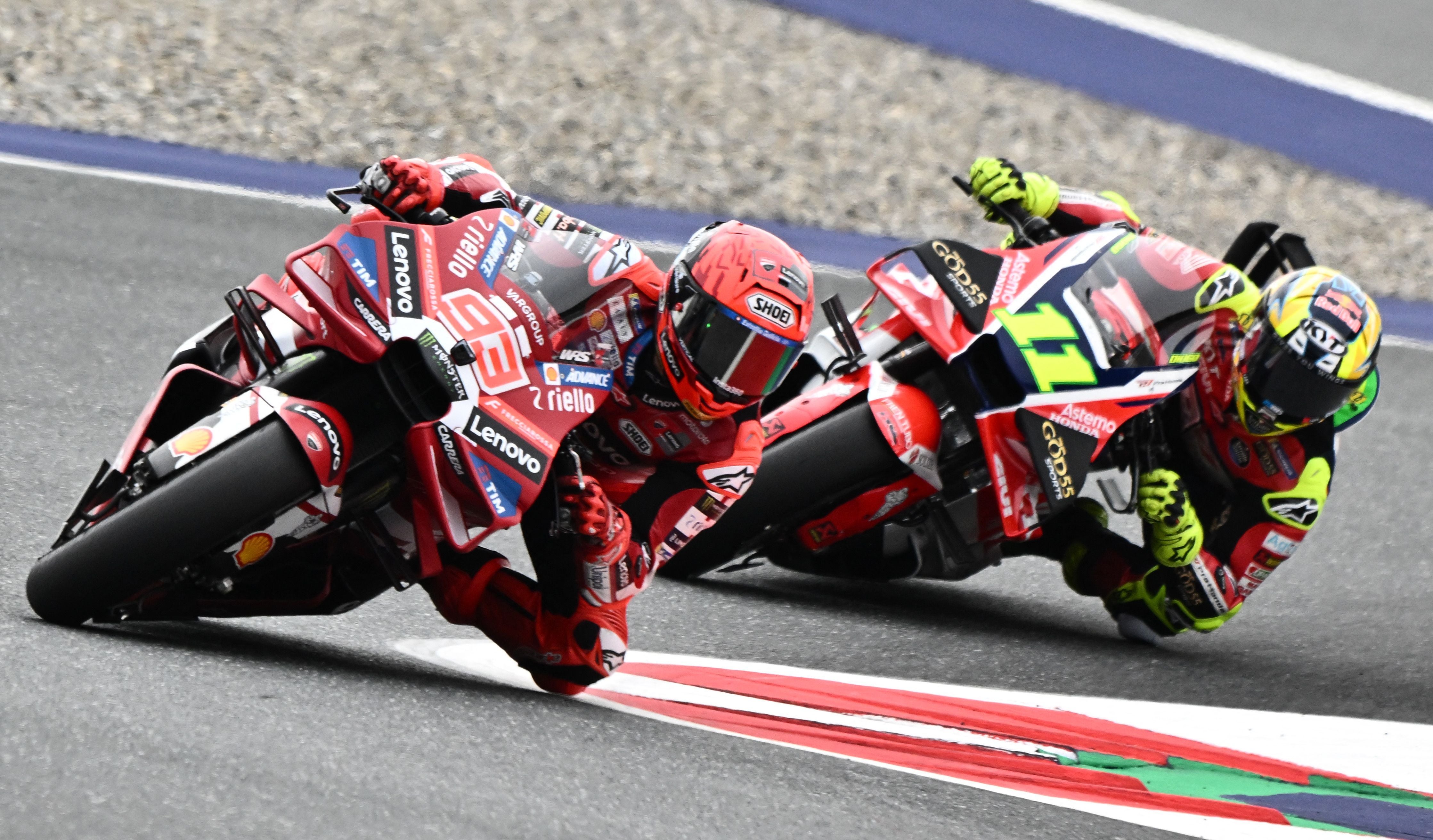 Zwei MotoGP-Fahrer legen sich beim Training in Spielberg tief in die Kurve.