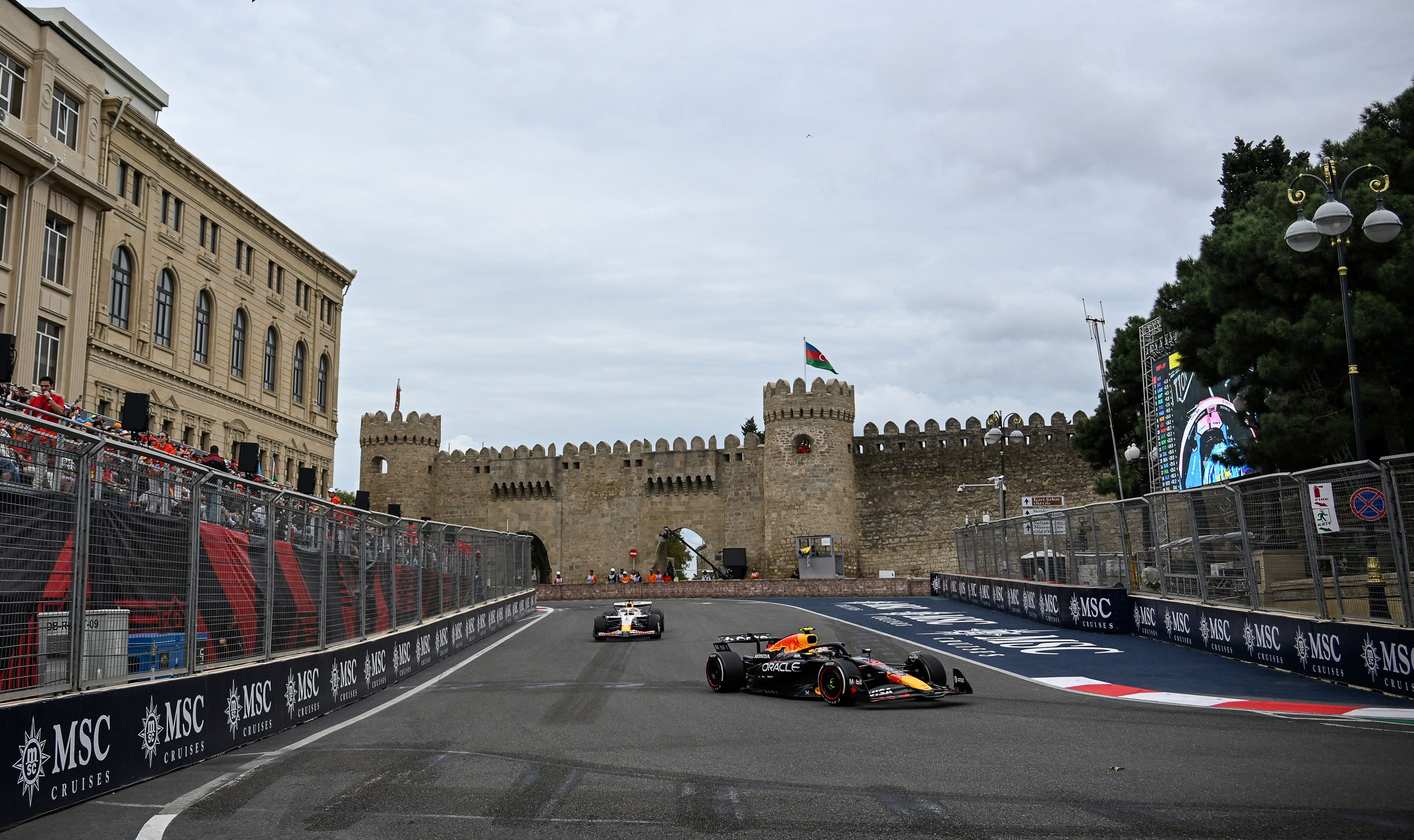 Ein Formel-1-Rennwagen fährt beim Großen Preis von Aserbaidschan vor historischer Stadtmauer in Baku.