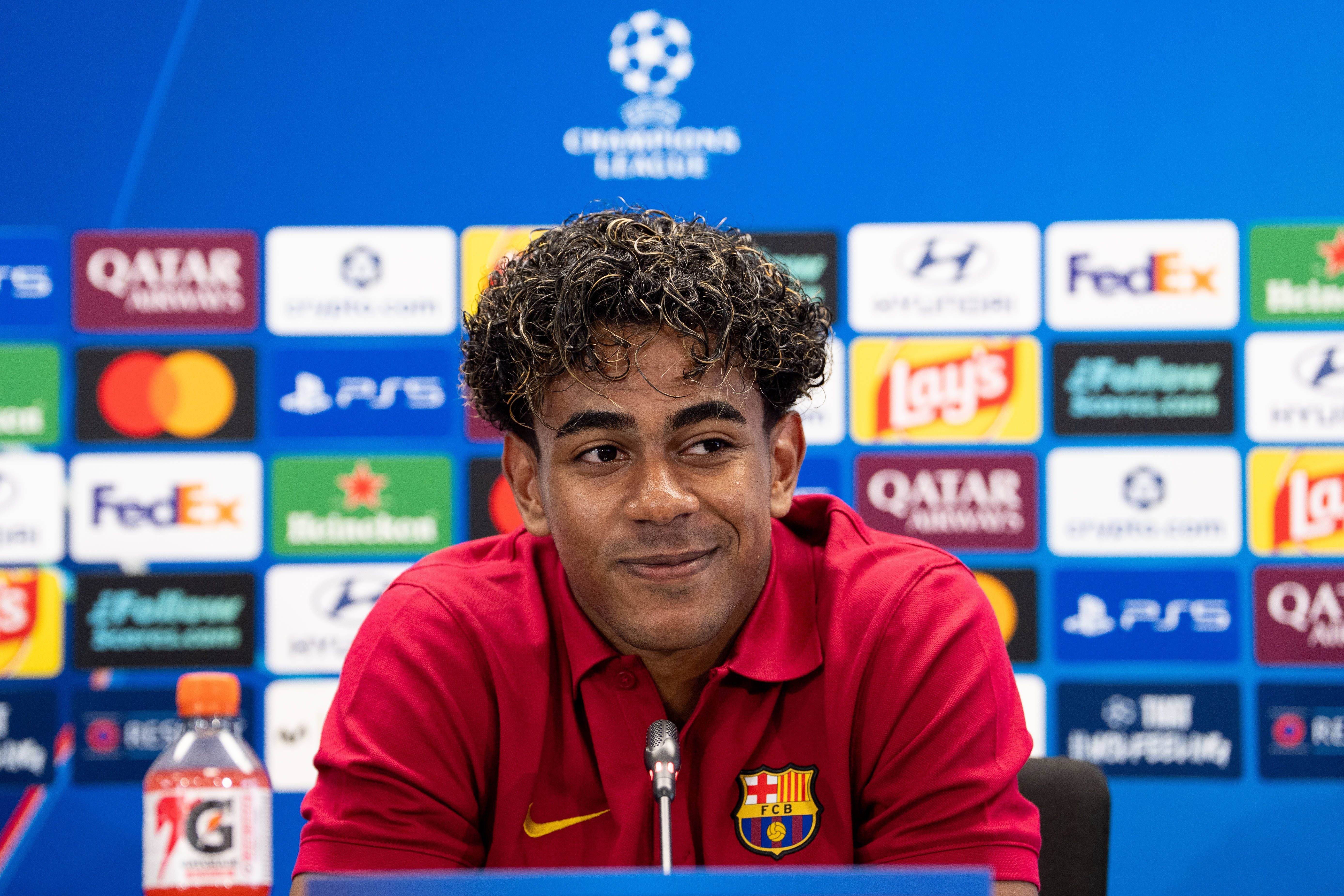 FC-Barcelona-Spieler bei einer Pressekonferenz vor einem Champions-League-Spiel, Hintergrund Sponsorenlogos.