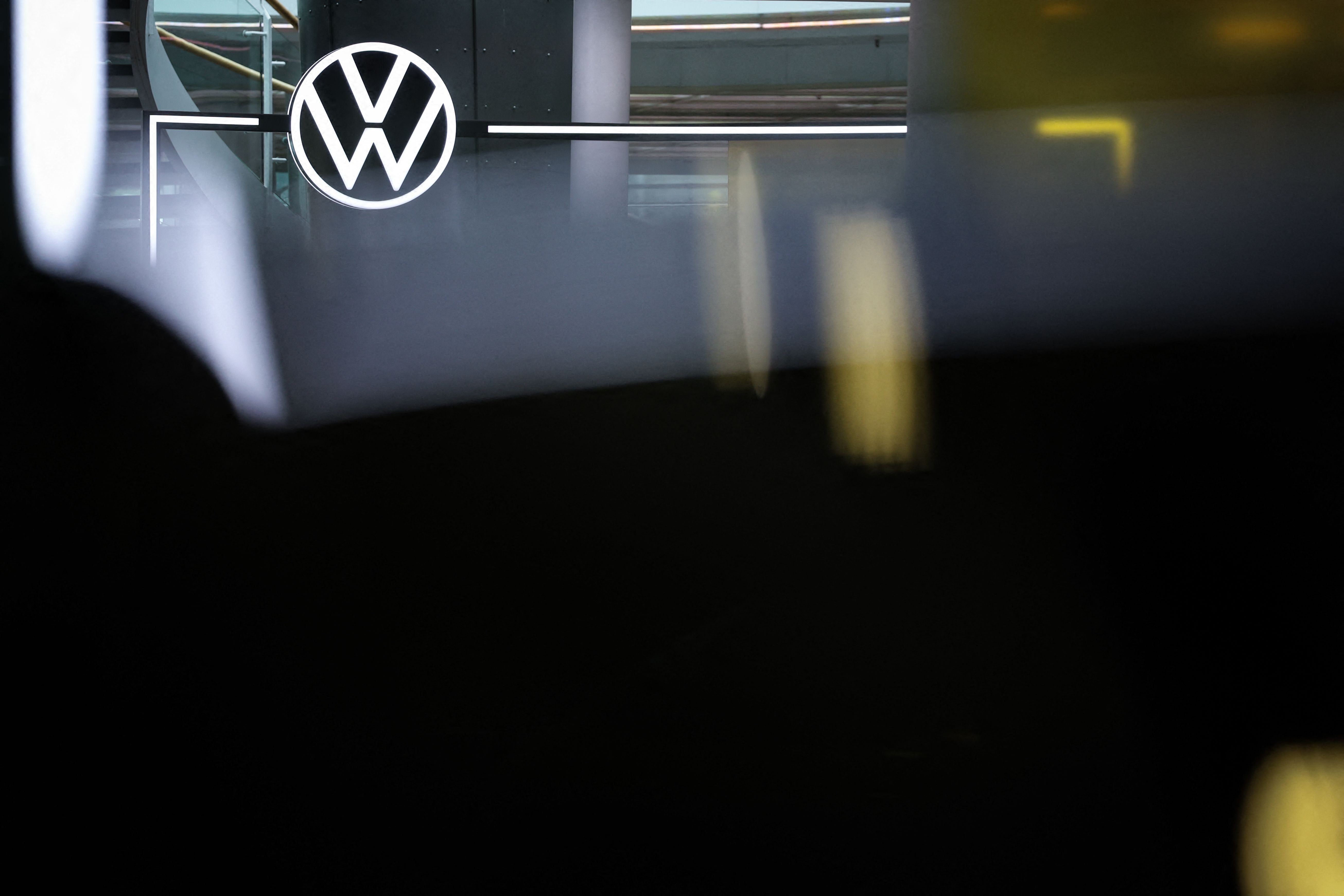 Das beleuchtete VW-Logo ist im Kundenzentrum von Volkswagen in Wolfsburg zu sehen.