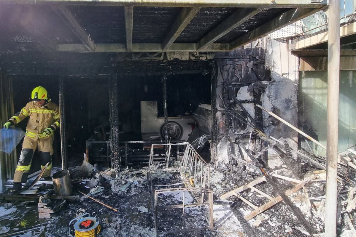 Großer Schachaden nach dem Feuer in einem Mehrfamilienhaus.